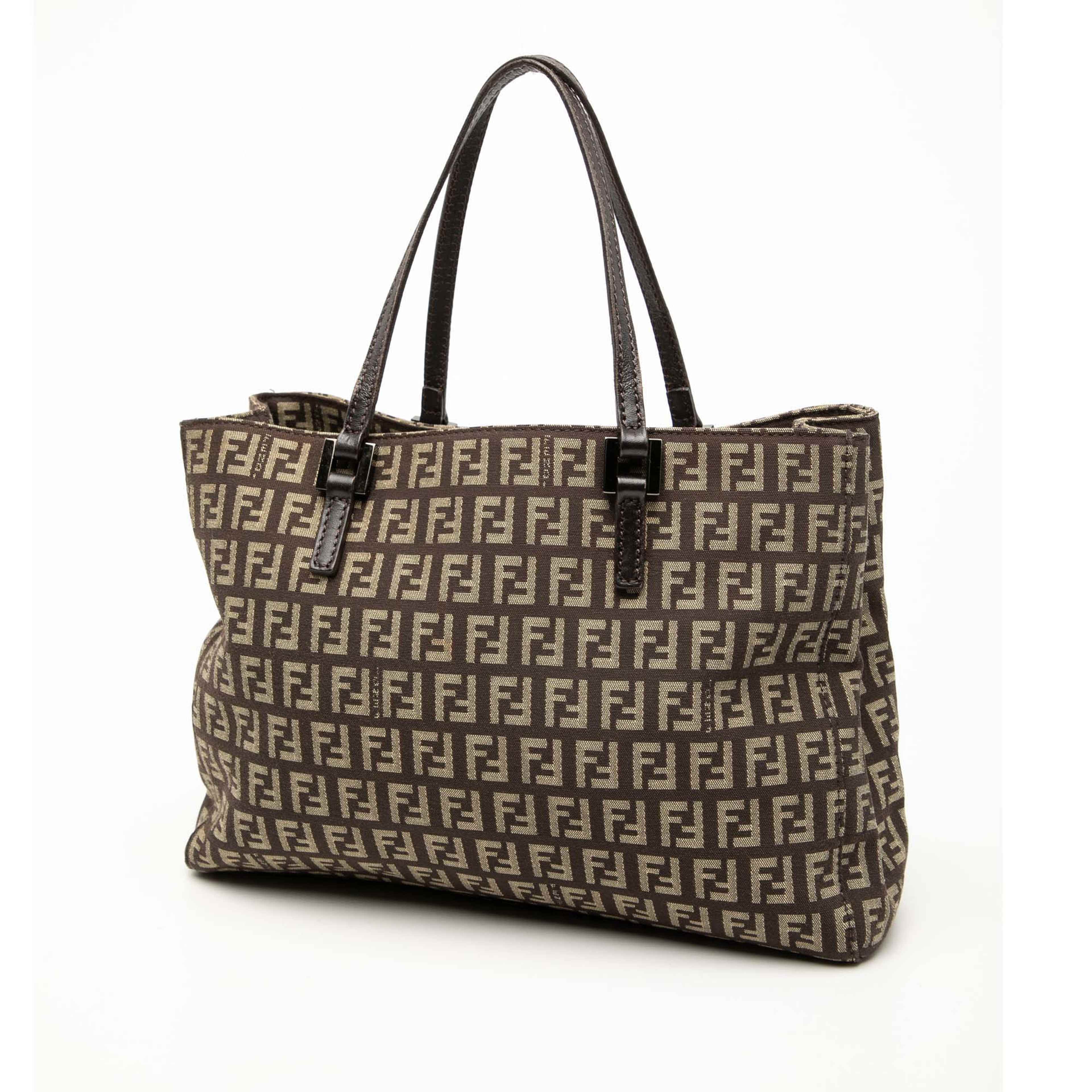 Fendi Small Zucchino Canvas Tote, från Luxclusif, i färgen dark brown. Klicka för att öppna bilden i stort format