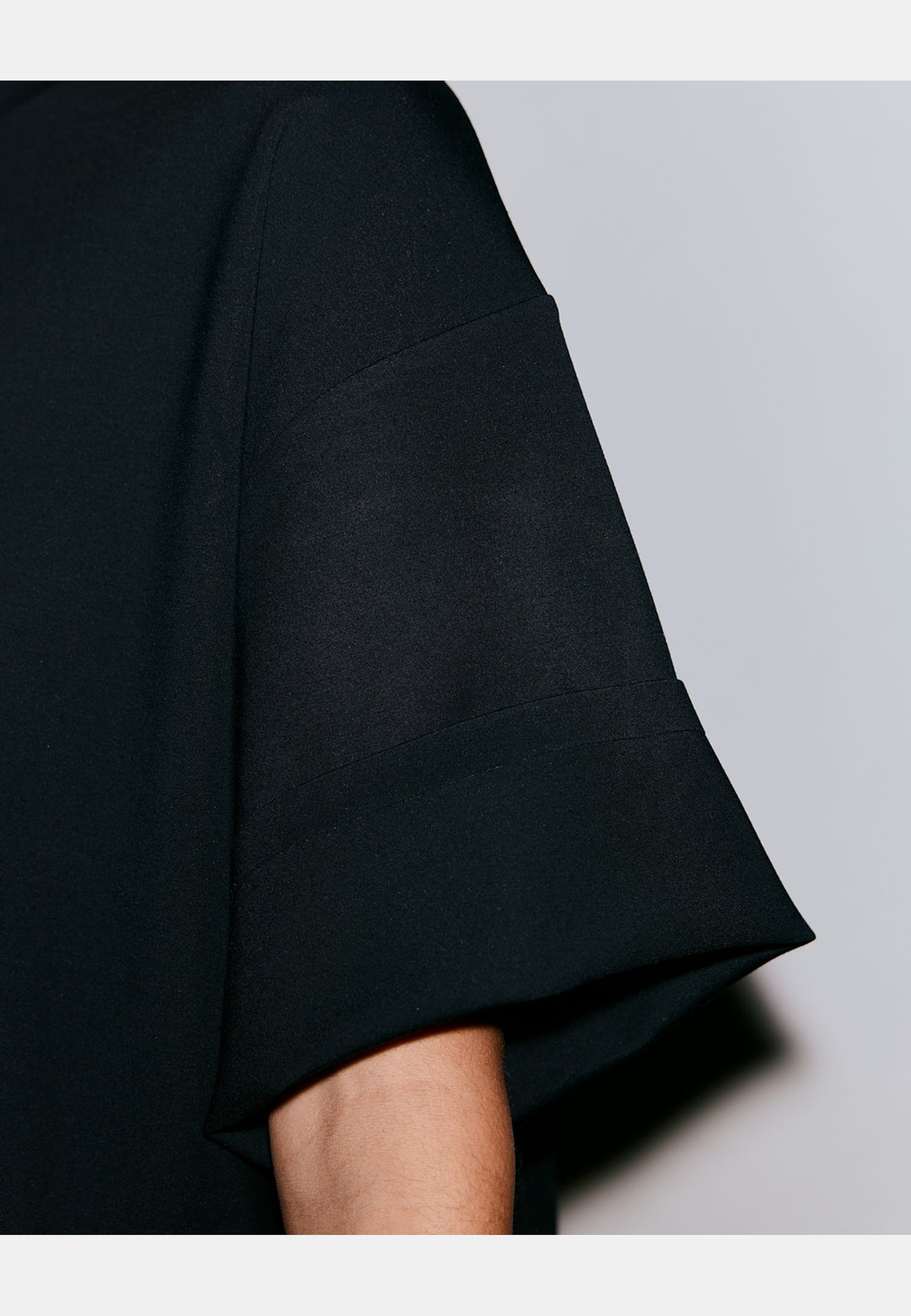 Luxe Boxy Short Sleeve, från aim'n, i färgen black. Klicka för att öppna bilden i stort format