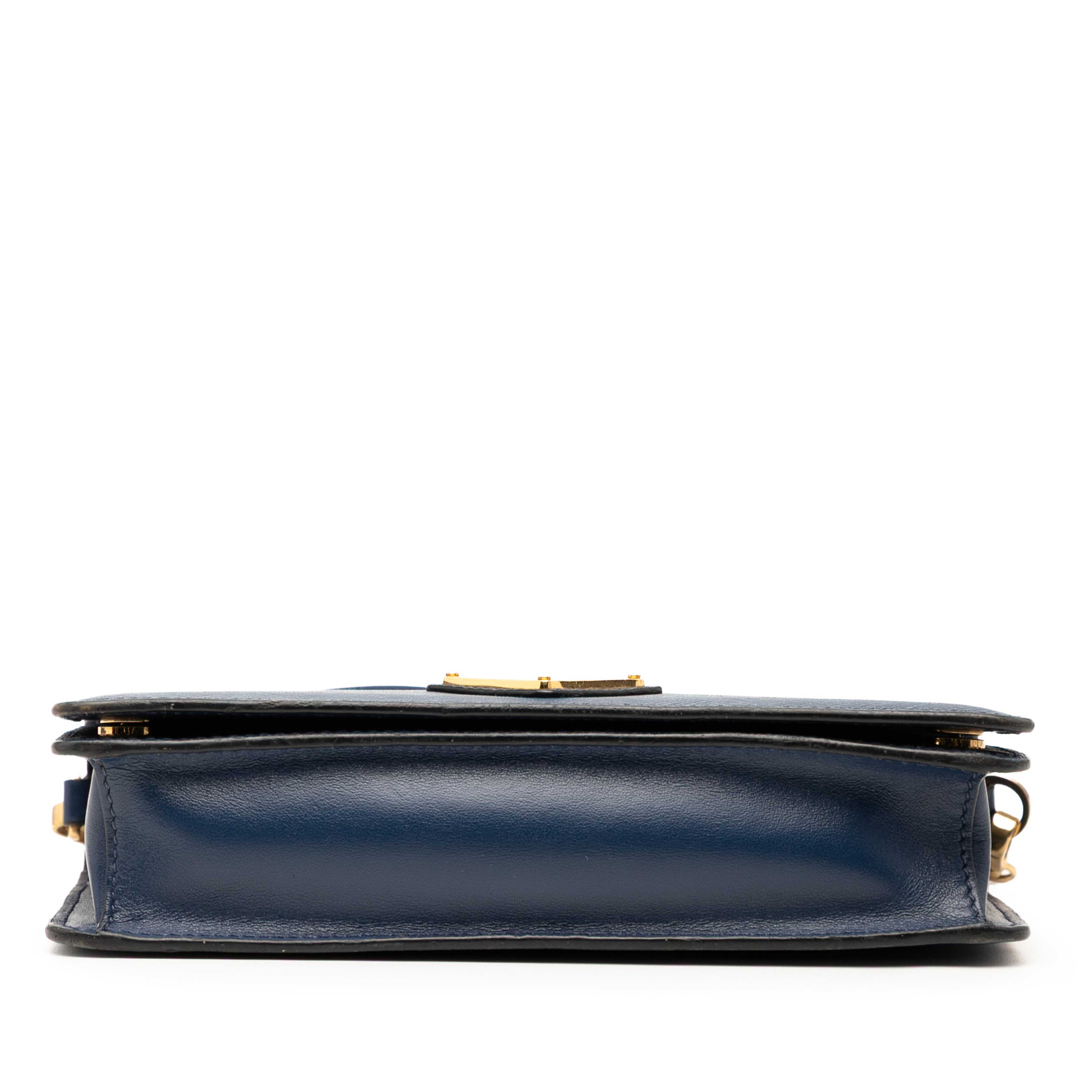 Prada Saffiano Crossbdoy, från Luxclusif, i färgen dark blue. Klicka för att öppna bilden i stort format