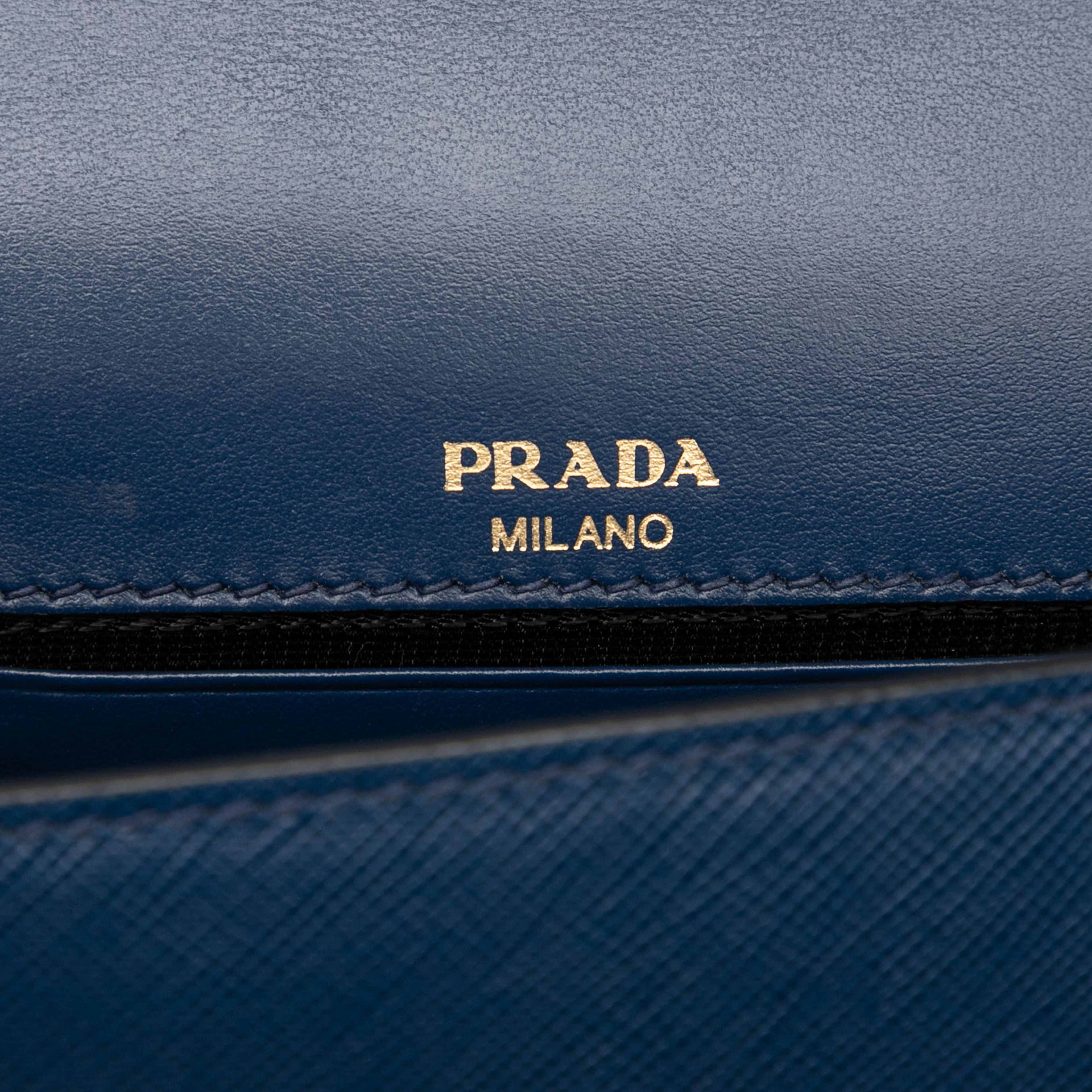 Prada Saffiano Crossbdoy, från Luxclusif, i färgen dark blue. Klicka för att öppna bilden i stort format