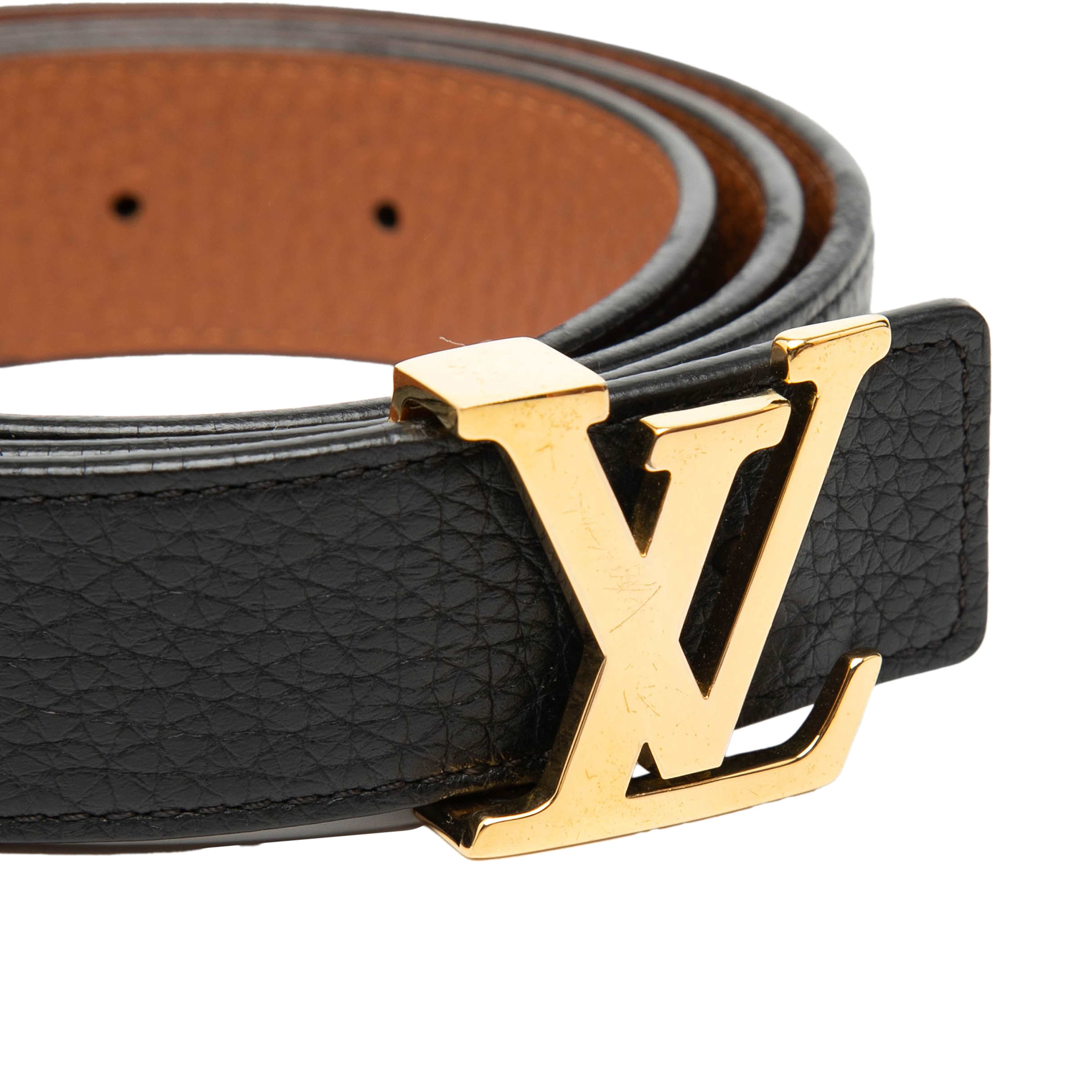 Louis Vuitton Grained Leather Lv Initiales Reversible Belt, från Luxclusif, i färgen black. Klicka för att öppna bilden i stort format
