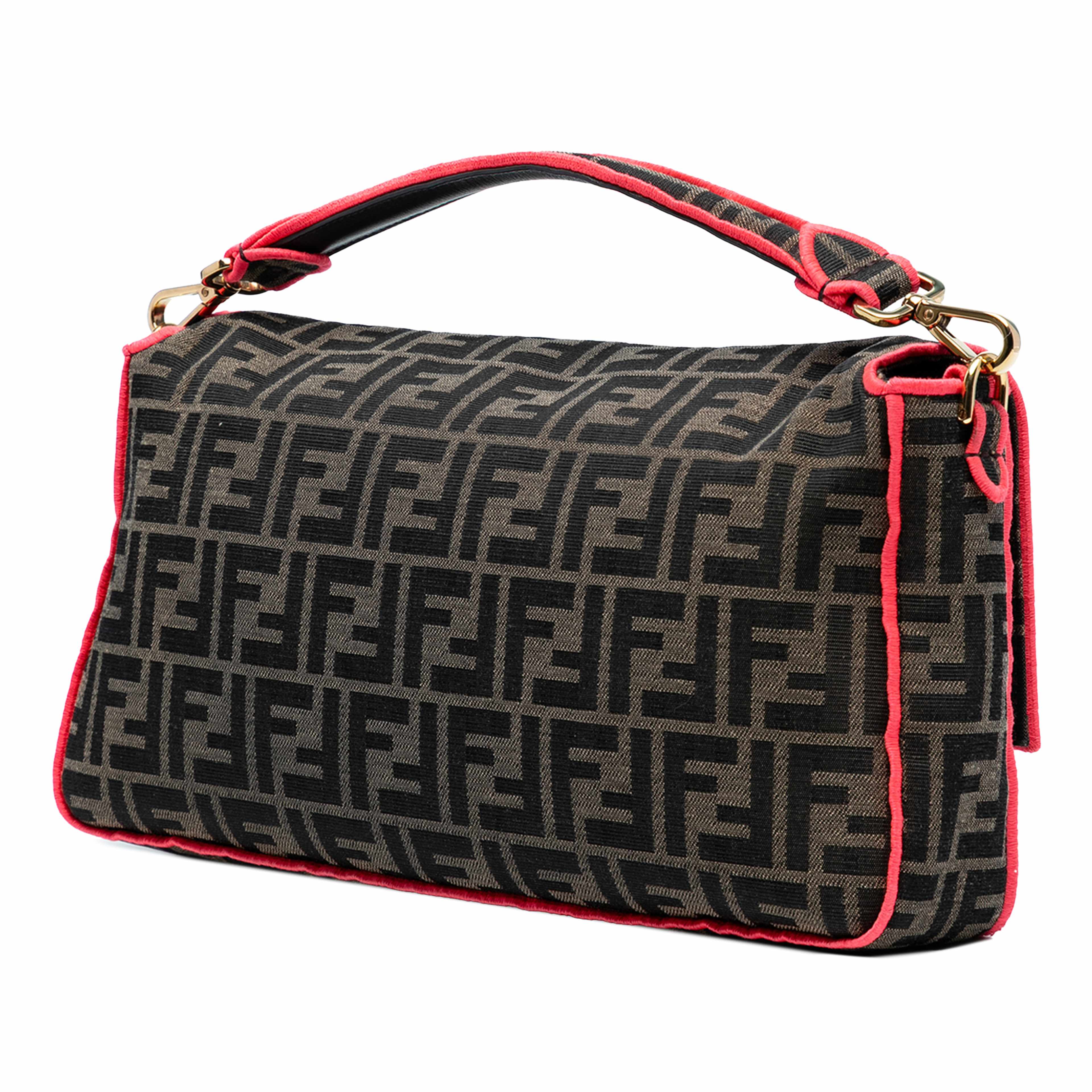 Fendi Medium Zucca Canvas Fluo Trim Baguette Satchel, från Luxclusif, i färgen brown. Klicka för att öppna bilden i stort format