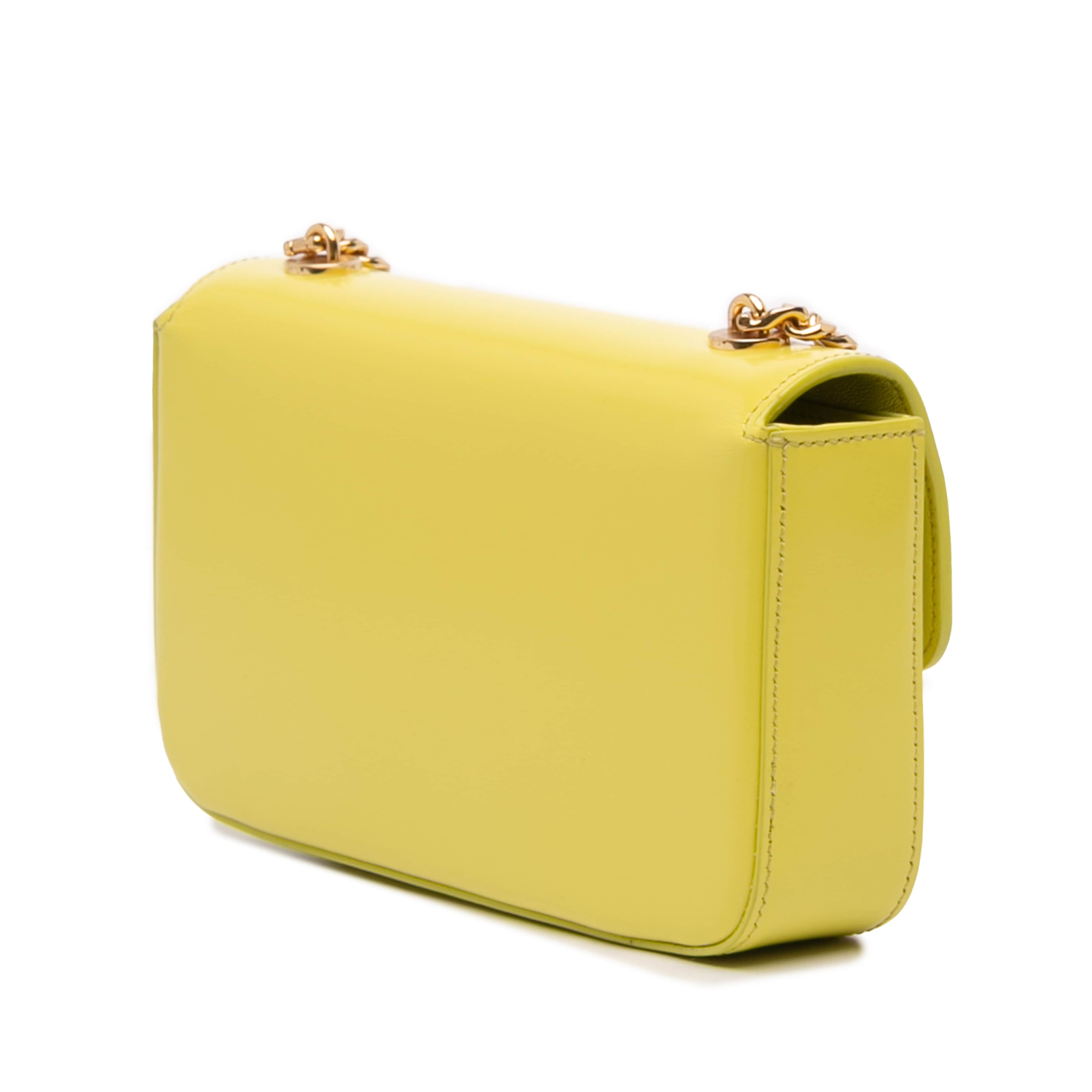 Celine Calfskin Cuir Triomphe Chain Shoulder Bag, från Luxclusif, i färgen neon yellow. Klicka för att öppna bilden i stort format