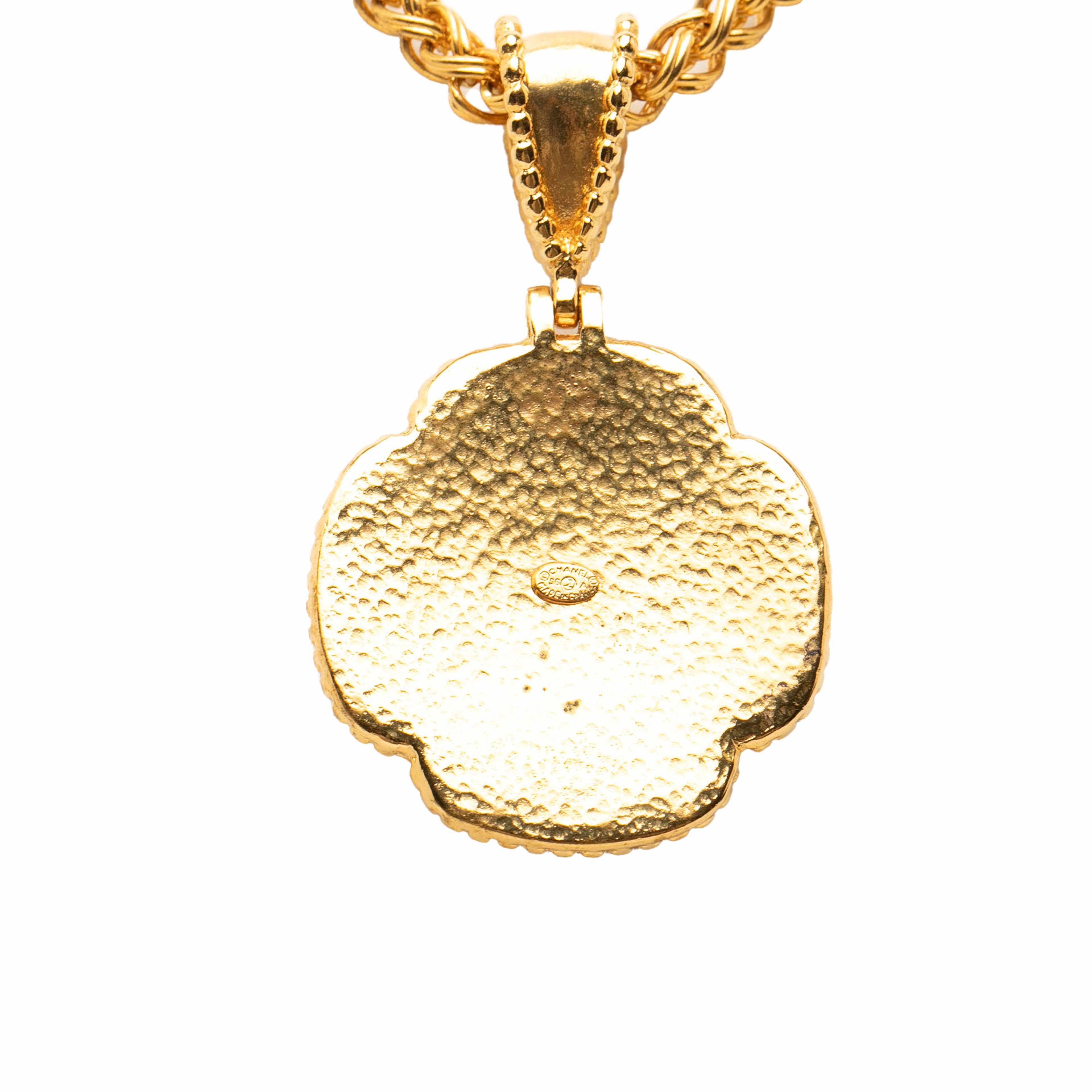 Chanel Cc Gold Plated Clover Pendant Necklace, från Luxclusif, i färgen gold. Klicka för att öppna bilden i stort format
