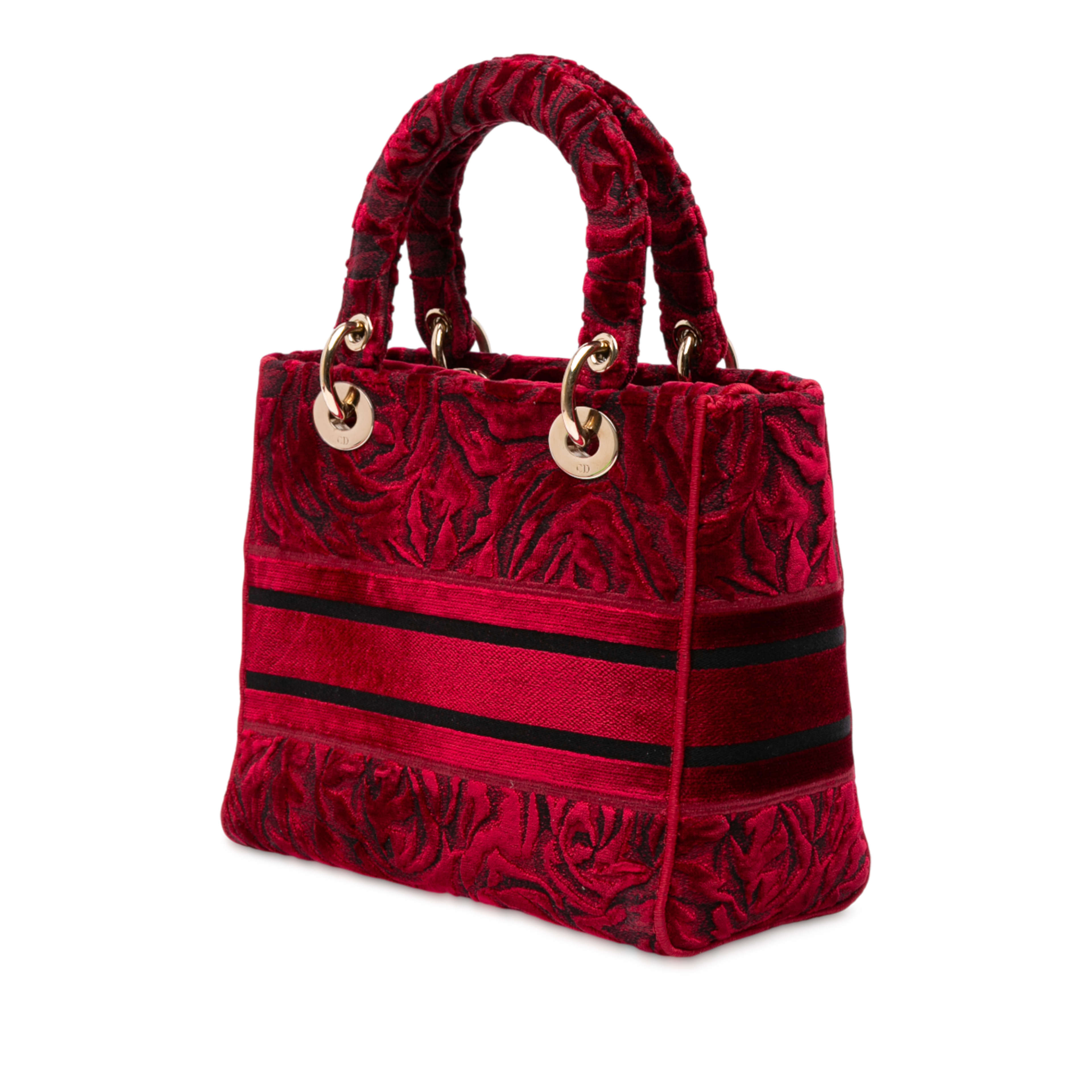 Dior Medium Embroidered Velvet Roses Lady D Lite, från Luxclusif, i färgen red. Klicka för att öppna bilden i stort format