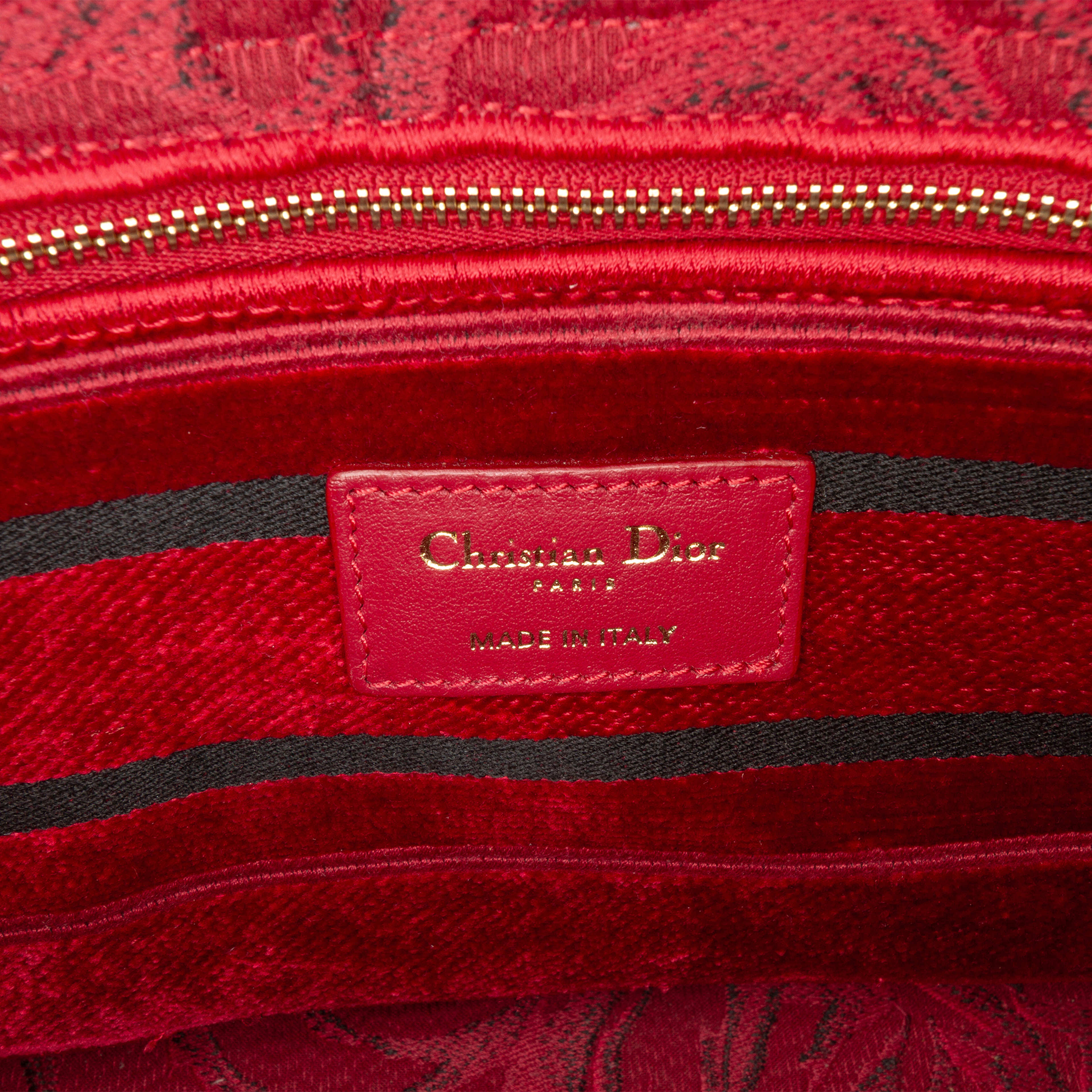 Dior Medium Embroidered Velvet Roses Lady D Lite, från Luxclusif, i färgen red. Klicka för att öppna bilden i stort format