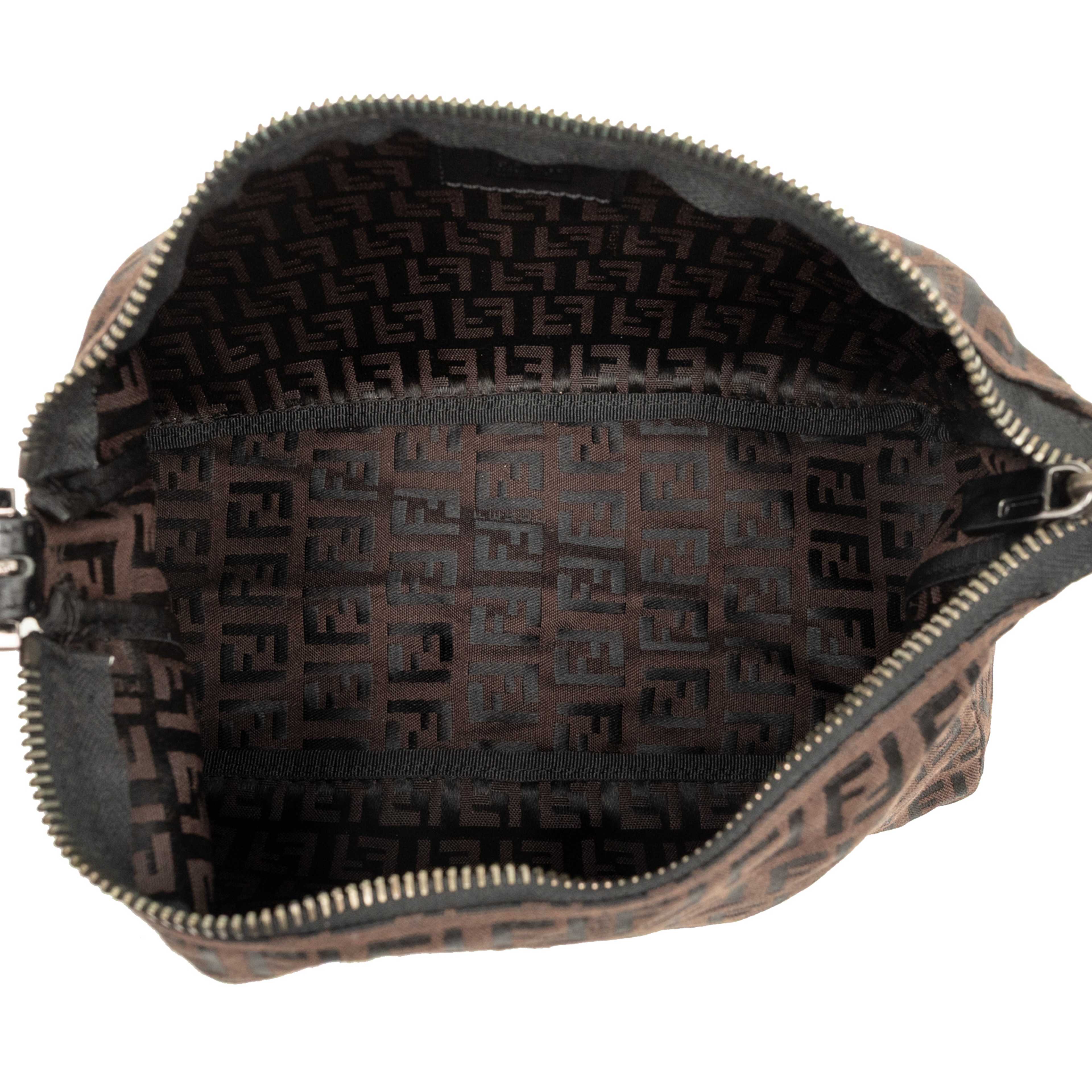 Fendi Zucchino Canvas Handbag, från Luxclusif, i färgen brun. Klicka för att öppna bilden i stort format