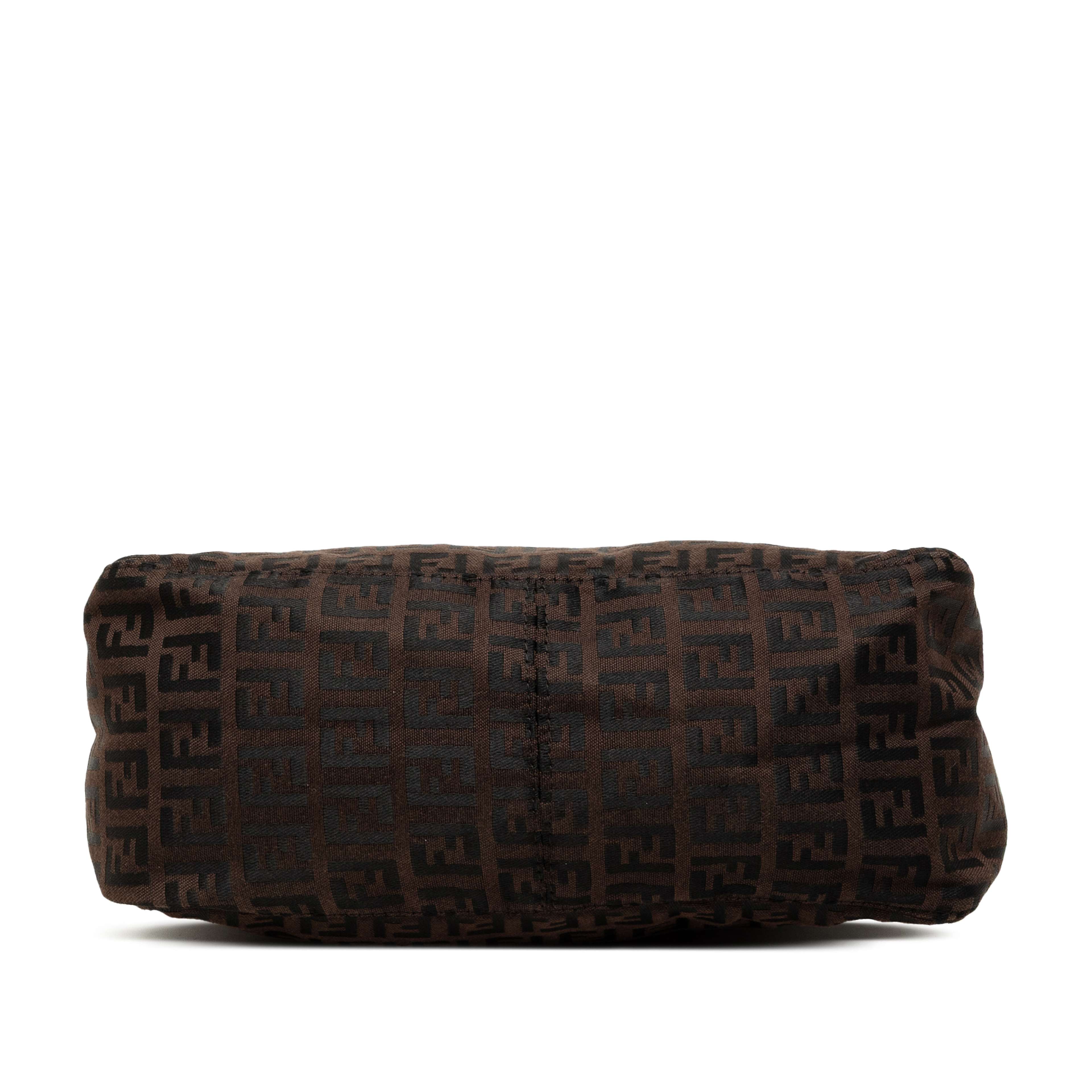 Fendi Zucchino Canvas Handbag, från Luxclusif, i färgen brun. Klicka för att öppna bilden i stort format