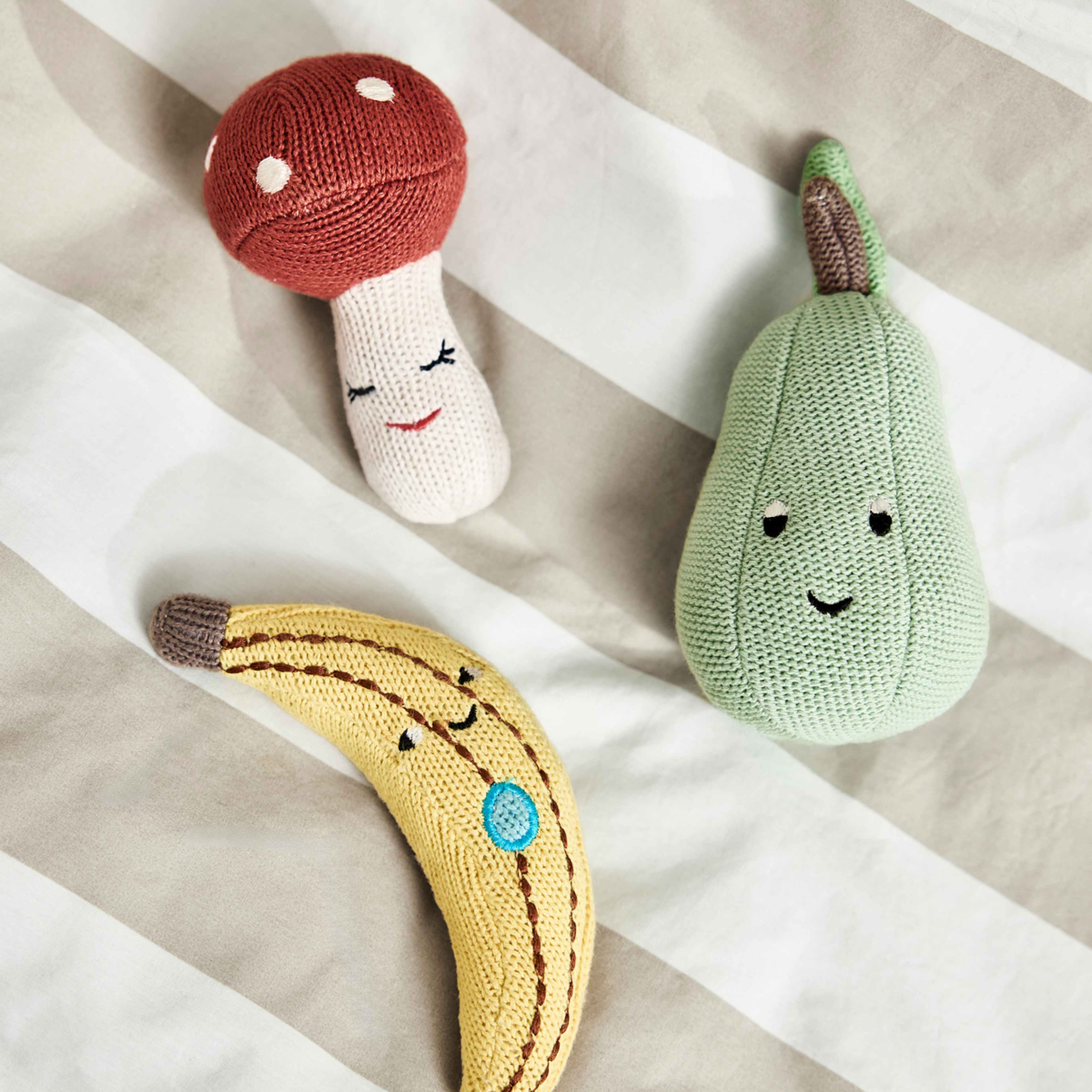 Pear Rattle, från OYOY Mini, i färgen dusty green. Klicka för att öppna bilden i stort format