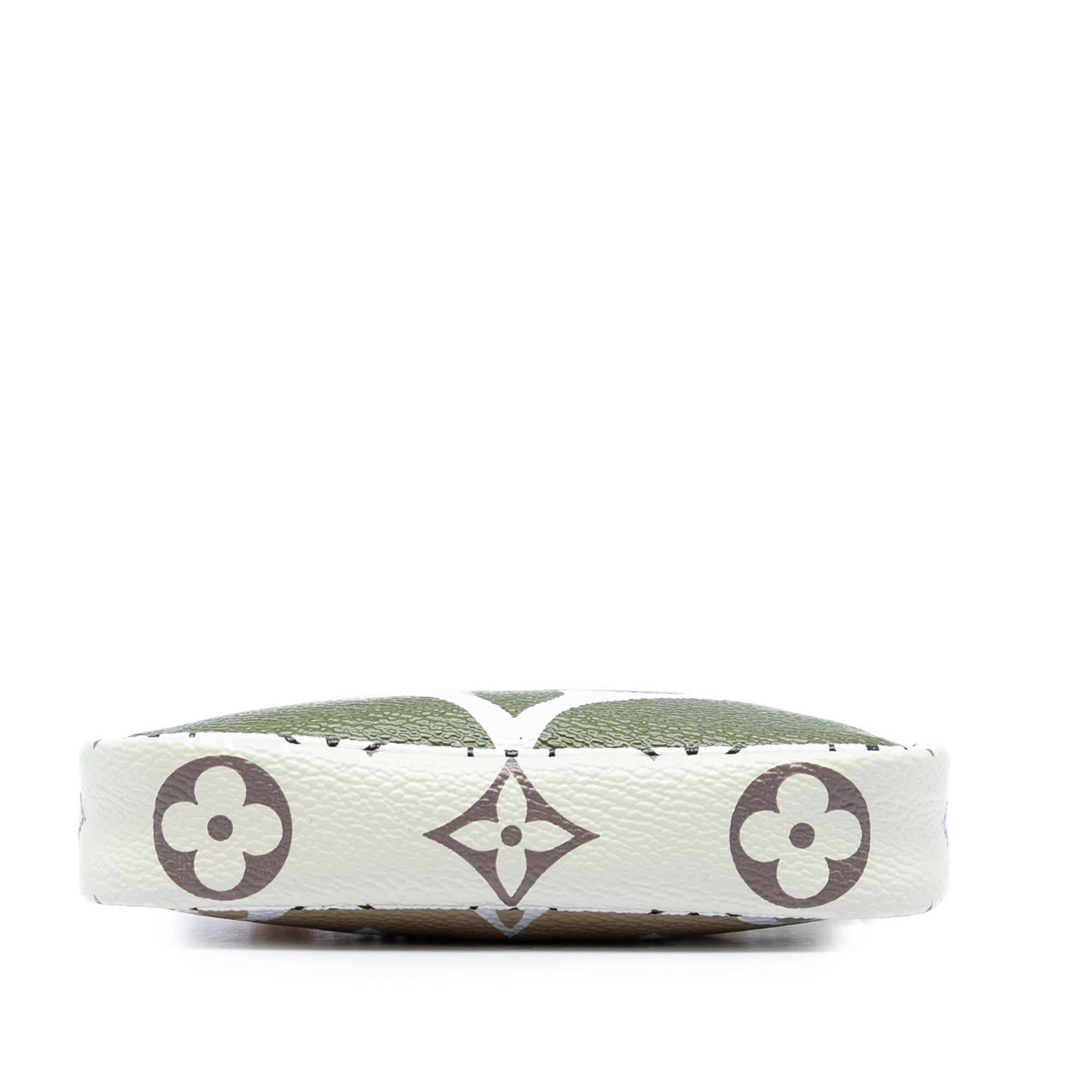 Louis Vuitton Monogram Giant Micro Pochette Accessoires, från Luxclusif, i färgen grön. Klicka för att öppna bilden i stort format