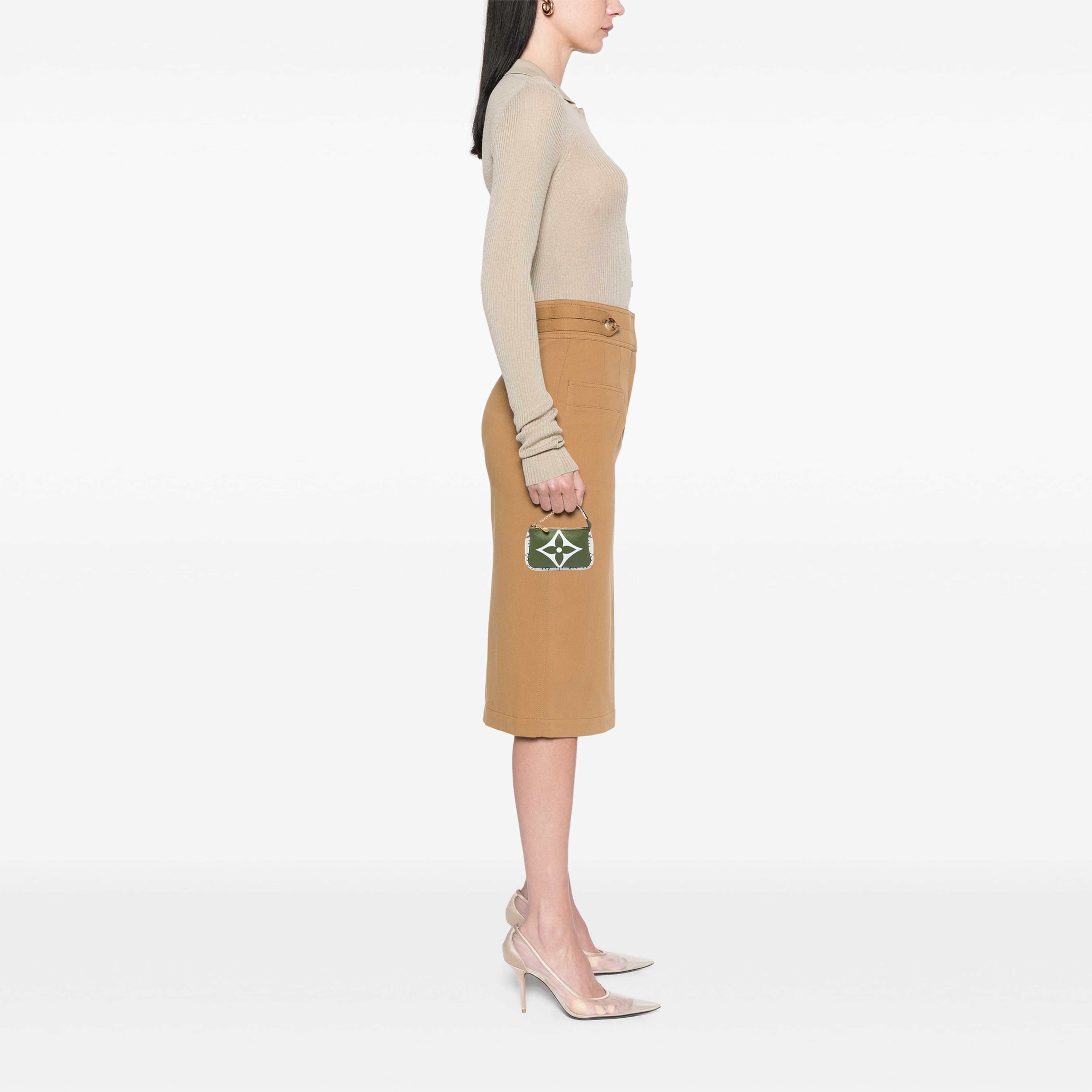 Louis Vuitton Monogram Giant Micro Pochette Accessoires, från Luxclusif, i färgen grön. Klicka för att öppna bilden i stort format
