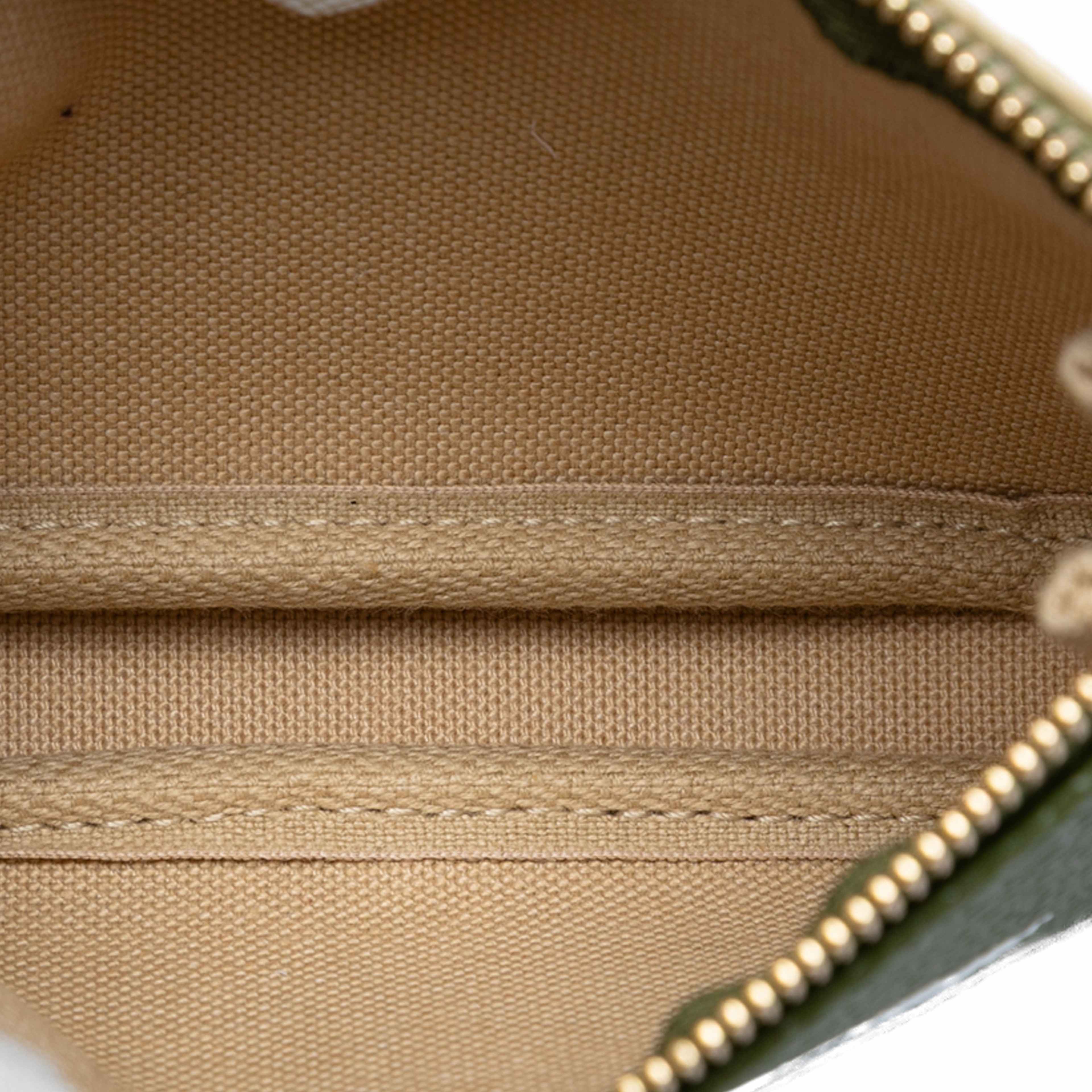 Louis Vuitton Monogram Giant Micro Pochette Accessoires, från Luxclusif, i färgen grön. Klicka för att öppna bilden i stort format