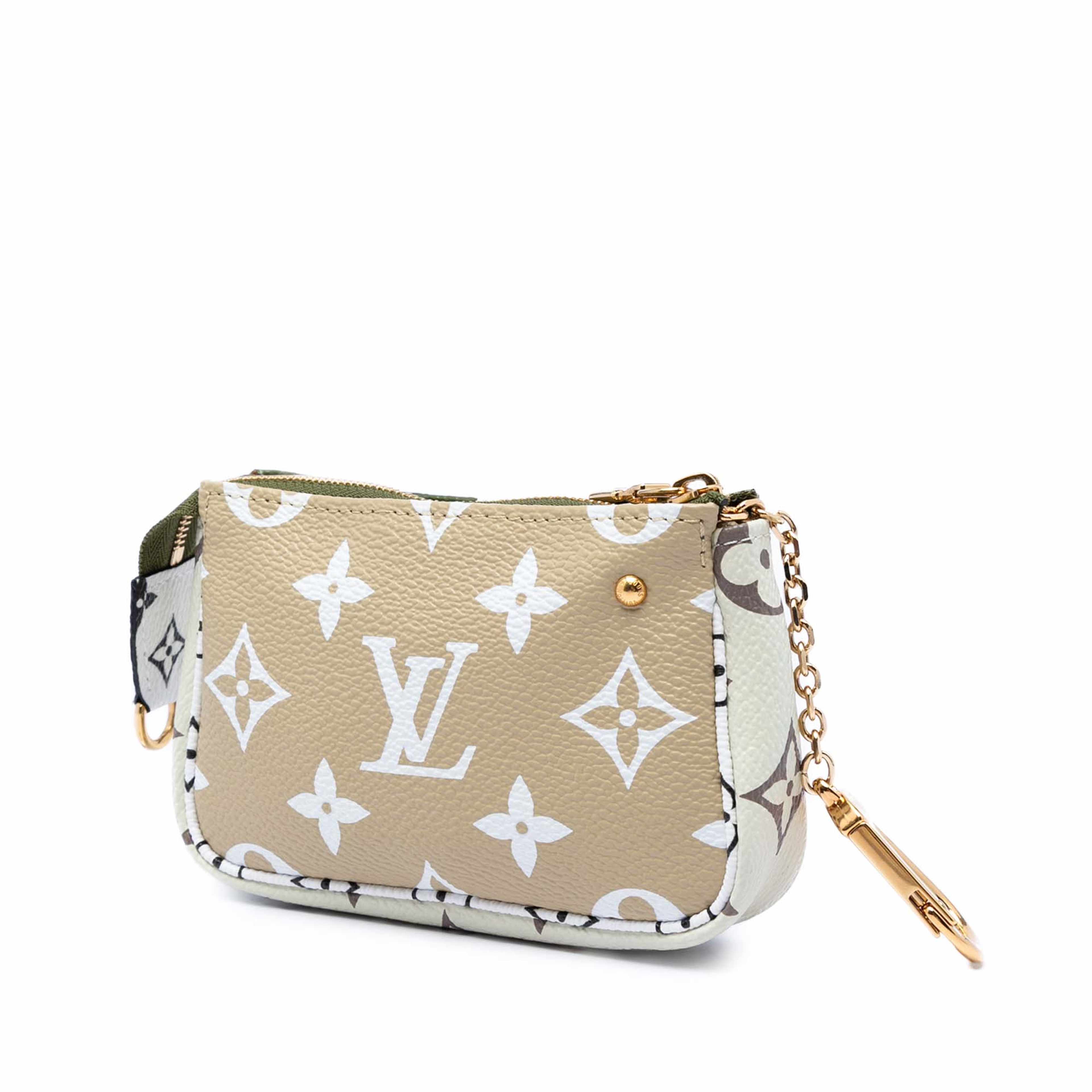 Louis Vuitton Monogram Giant Micro Pochette Accessoires, från Luxclusif, i färgen grön. Klicka för att öppna bilden i stort format
