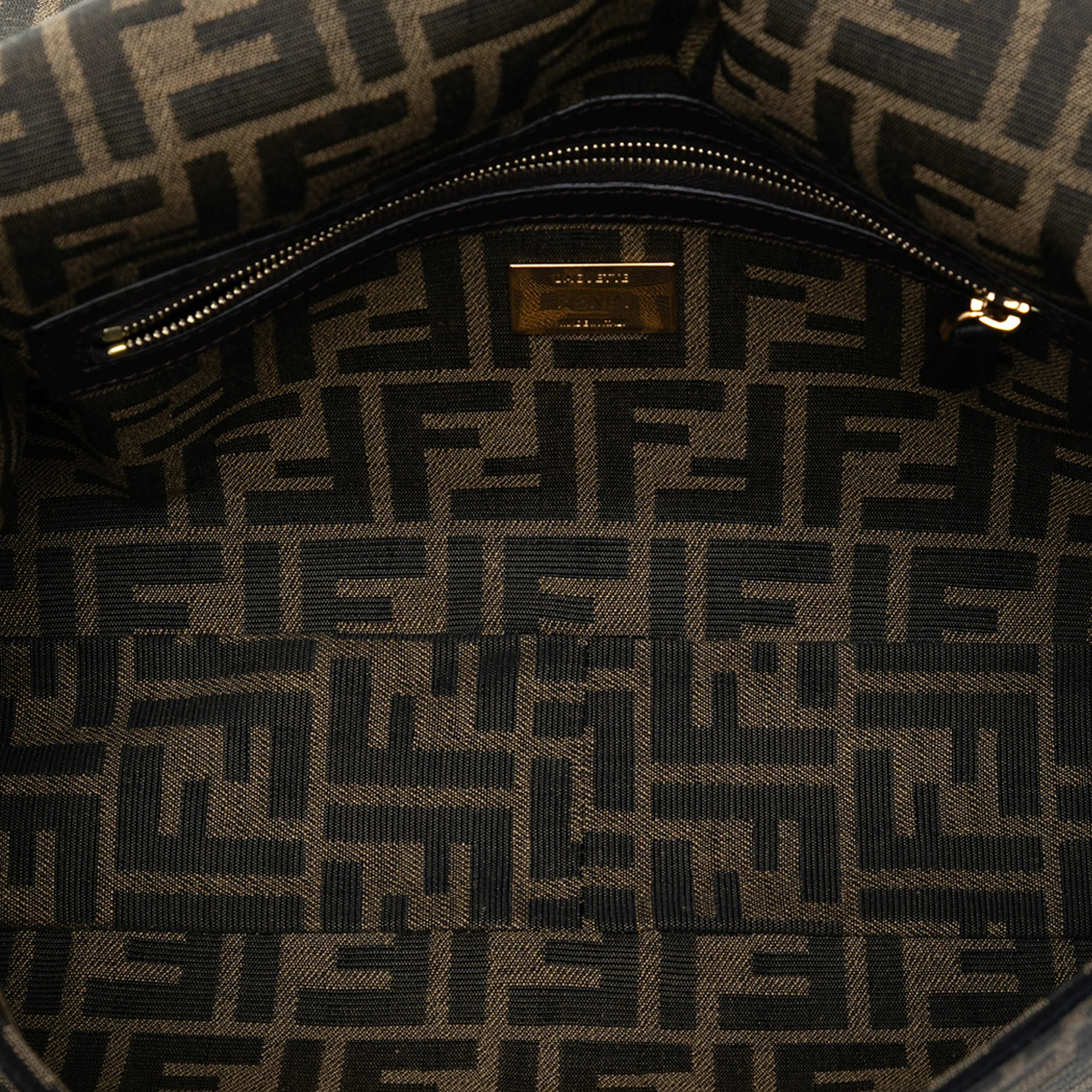 Fendi Large Zucca Canvas Baguette Satchel, från Luxclusif, i färgen brown. Klicka för att öppna bilden i stort format
