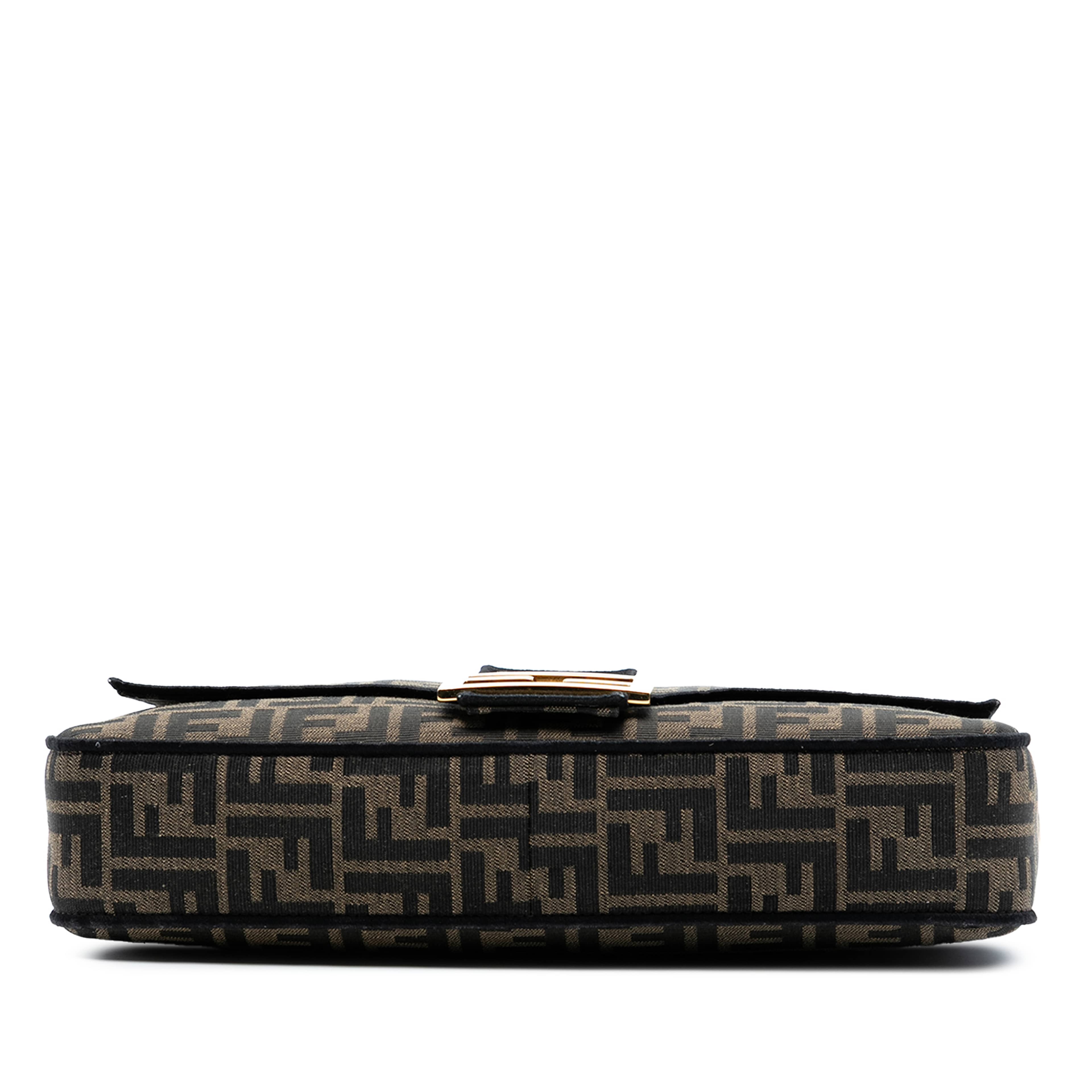 Fendi Large Zucca Canvas Baguette Satchel, från Luxclusif, i färgen brown. Klicka för att öppna bilden i stort format