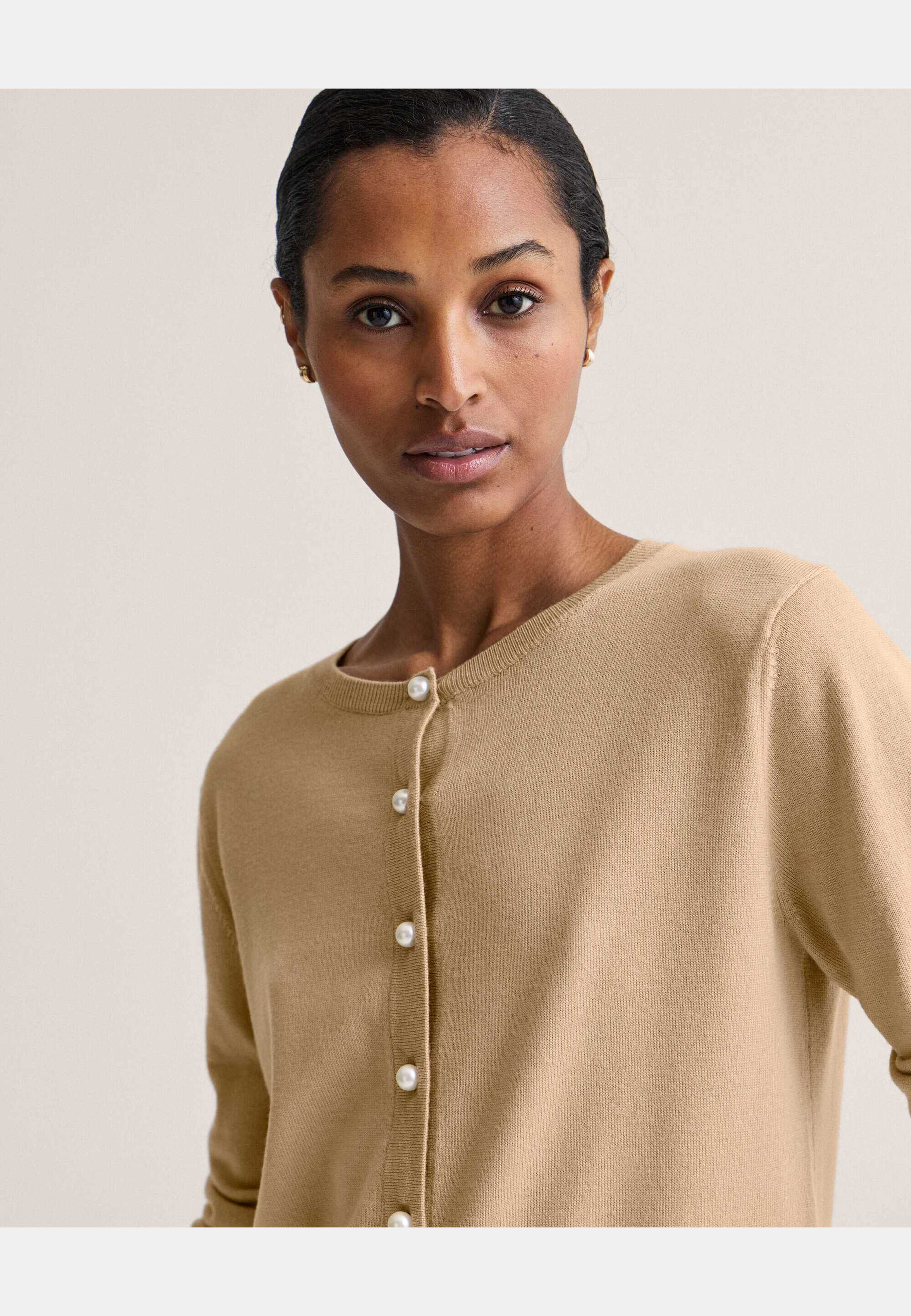 Cardigan Paris, från Newhouse, i färgen beige. Klicka för att öppna bilden i stort format