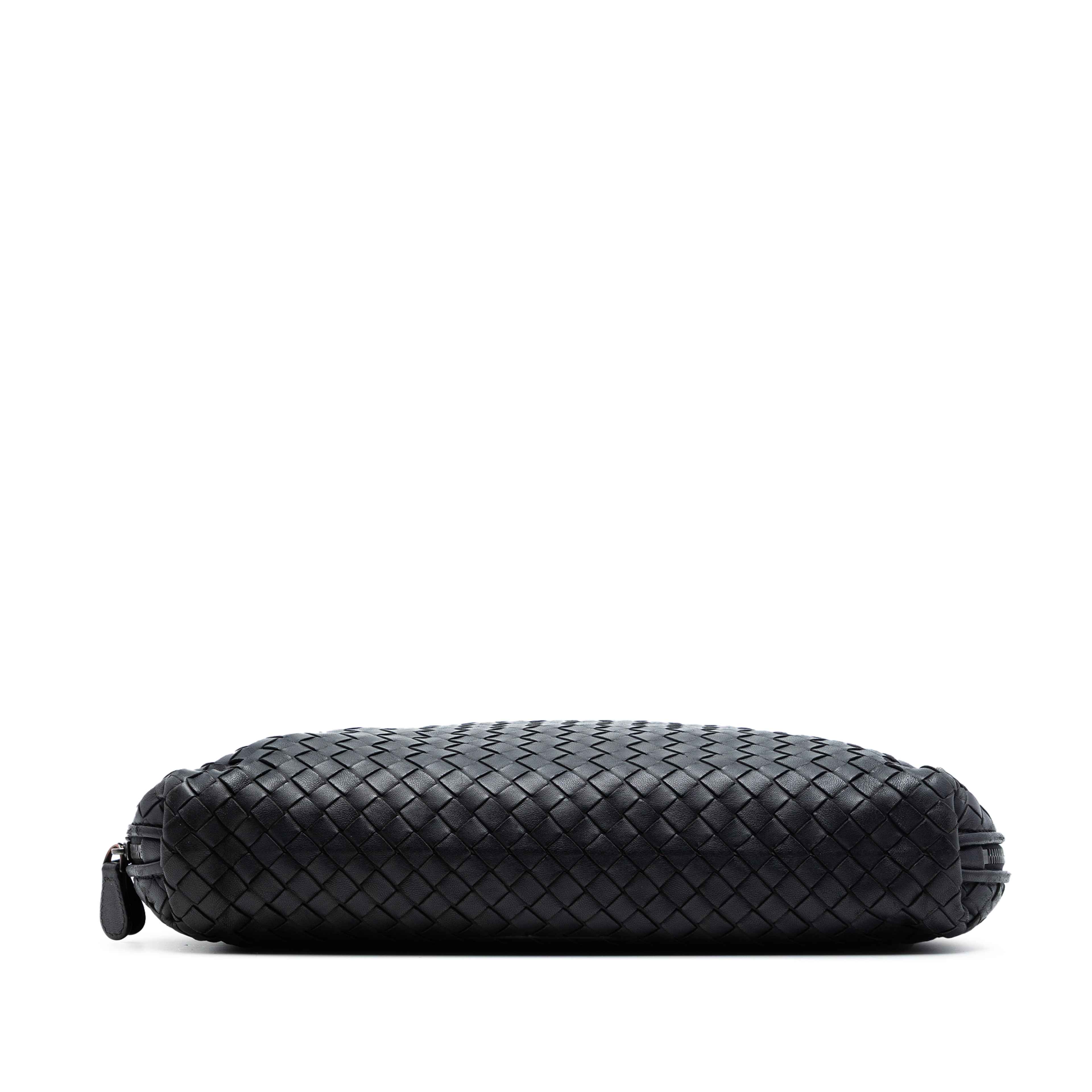 Bottega Veneta Large Nappa Intrecciato Nodini Crossbody, från Luxclusif, i färgen black. Klicka för att öppna bilden i stort format