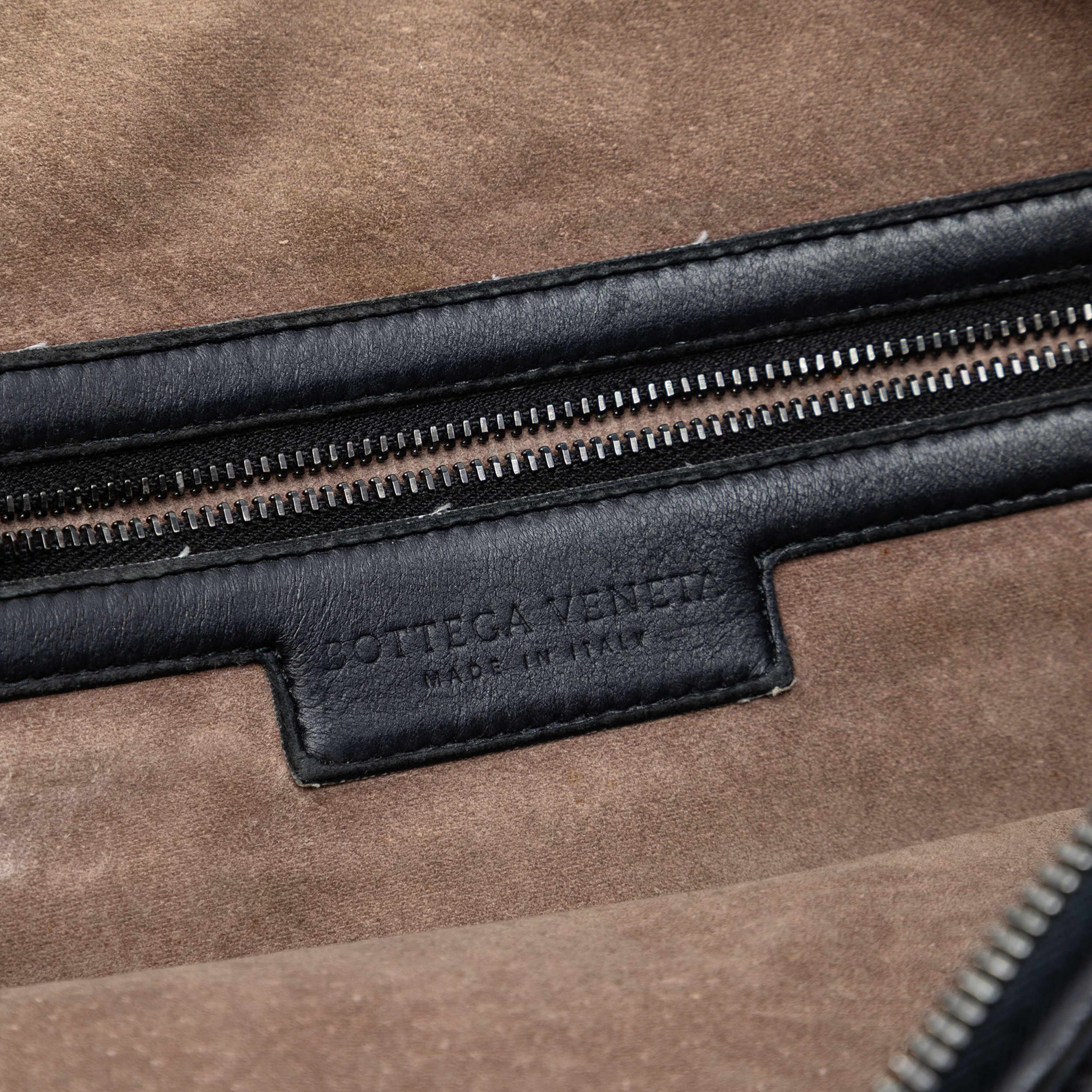 Bottega Veneta Large Nappa Intrecciato Nodini Crossbody, från Luxclusif, i färgen black. Klicka för att öppna bilden i stort format