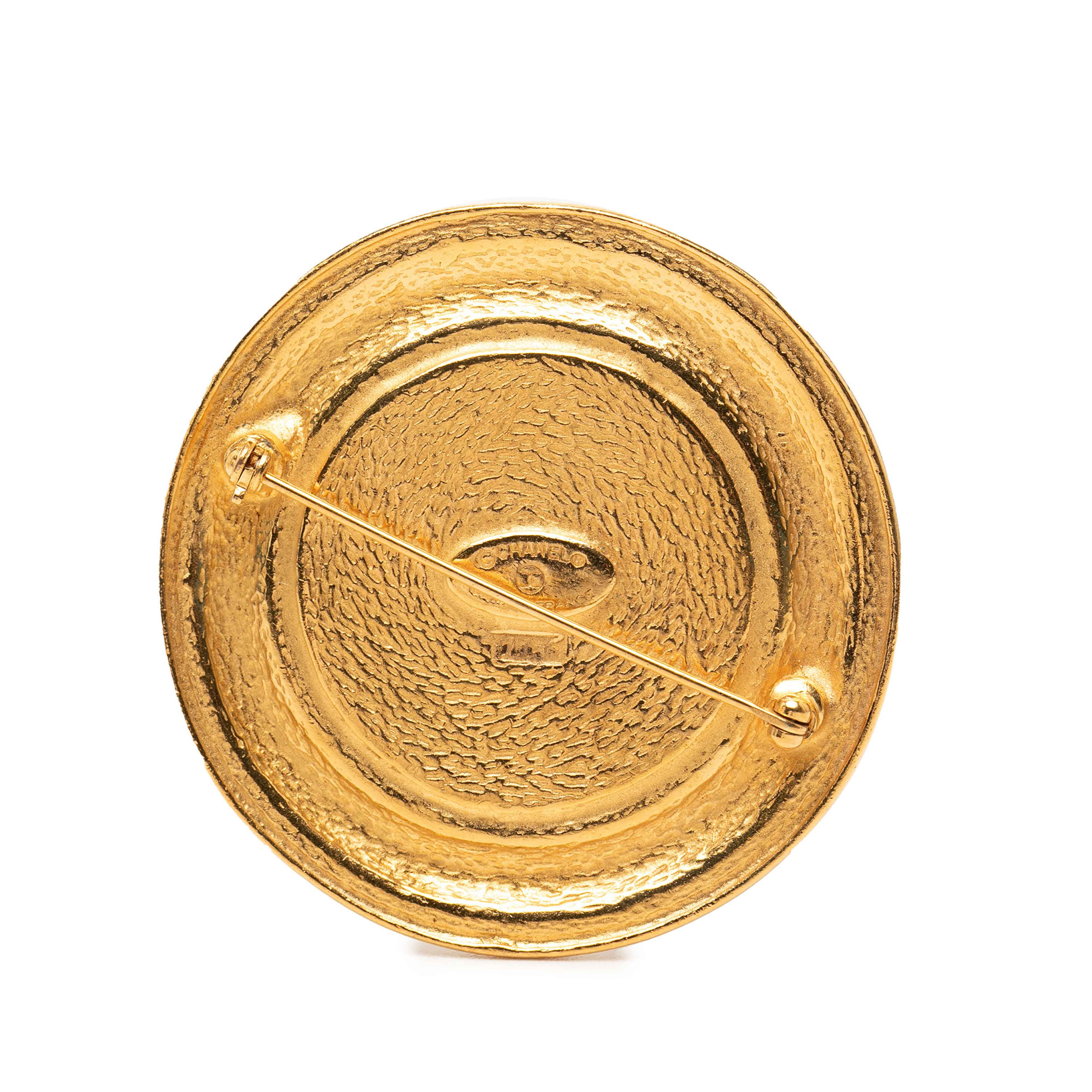 Chanel Gold Plated 31 Rue Cambon Round Brooch, från Luxclusif, i färgen gold. Klicka för att öppna bilden i stort format