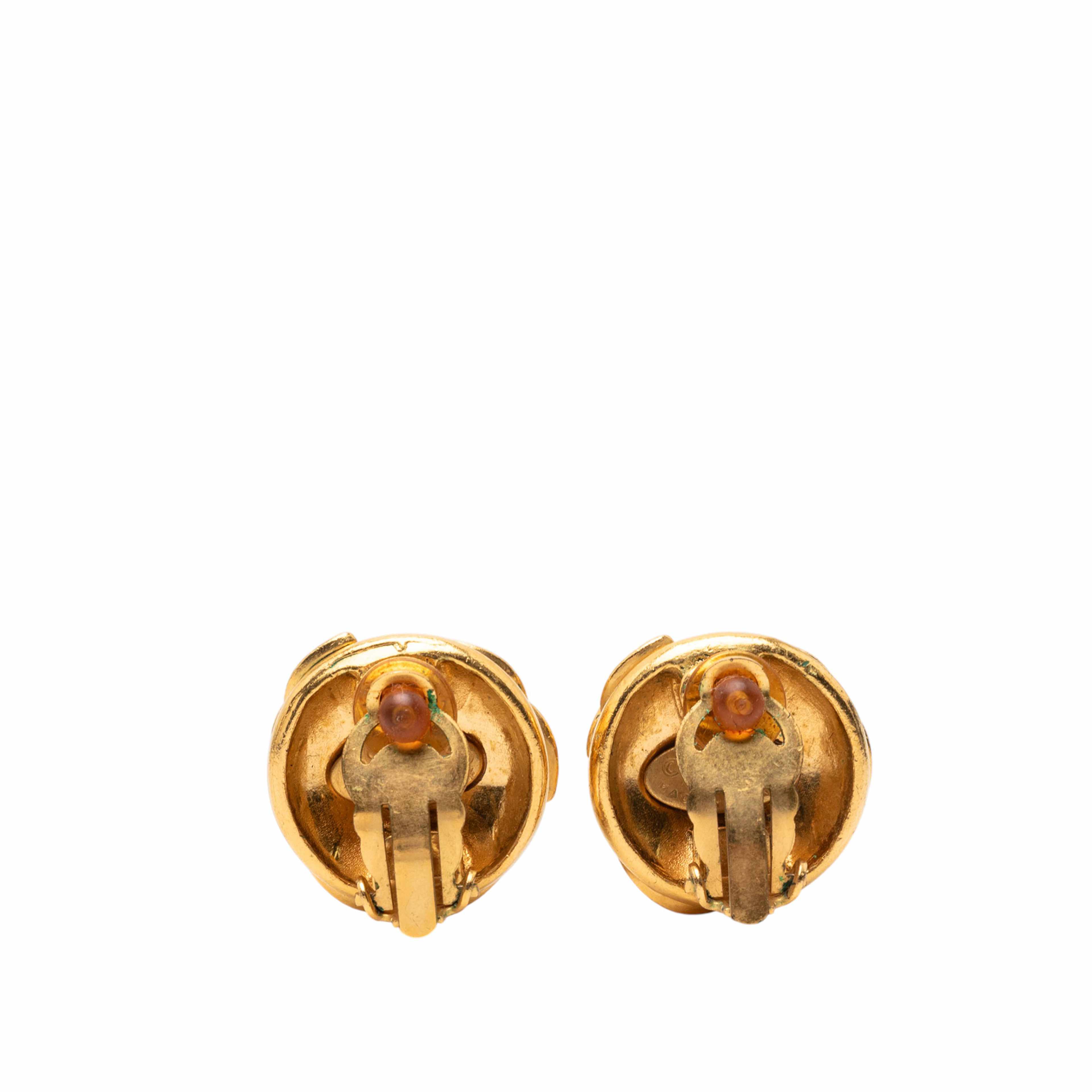 Chanel Triple Cc Gold Plated Clip On Closure, från Luxclusif, i färgen guld. Klicka för att öppna bilden i stort format