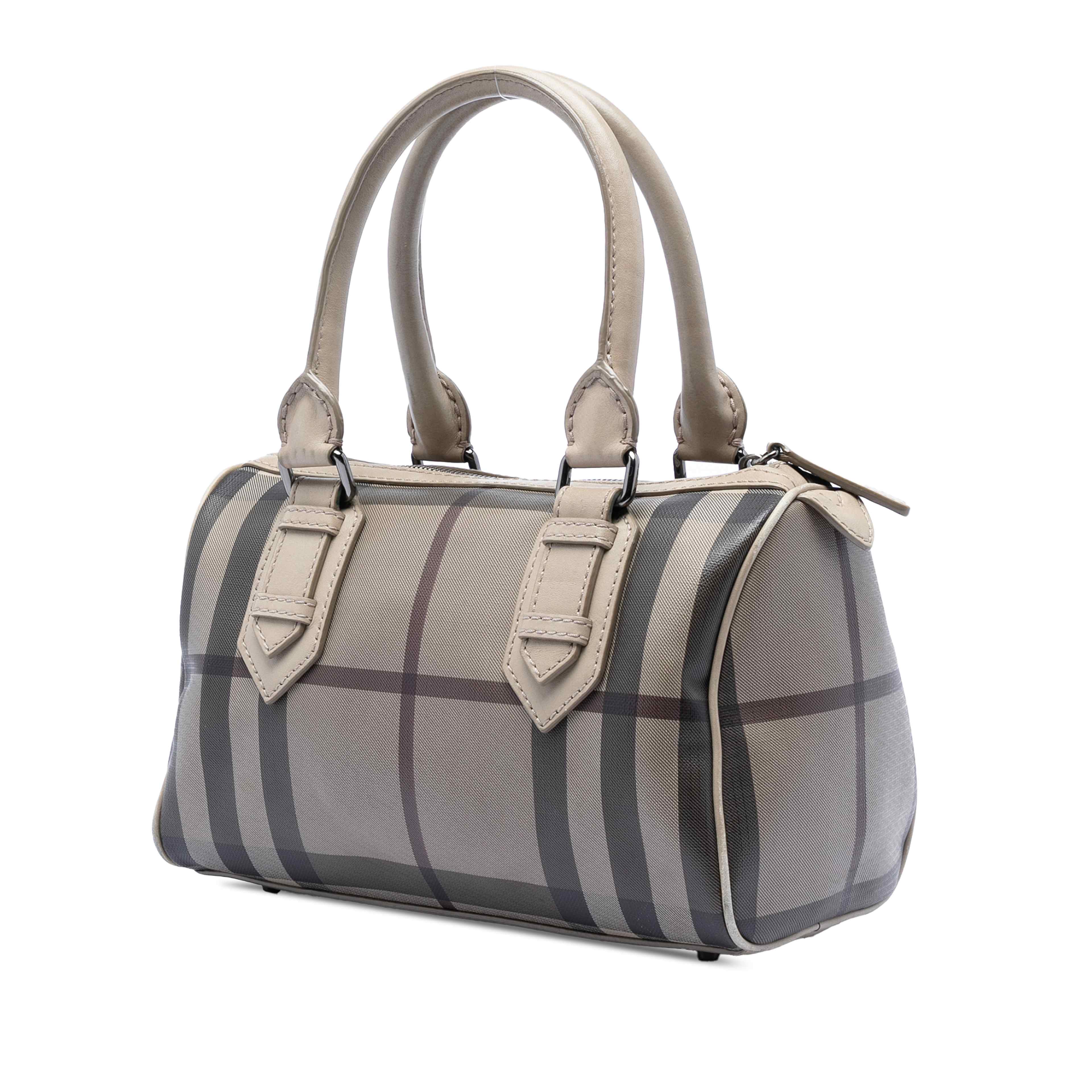 Burberry Smoke Check Coated Canvas Chester Boston Bag, från Luxclusif, i färgen grå. Klicka för att öppna bilden i stort format