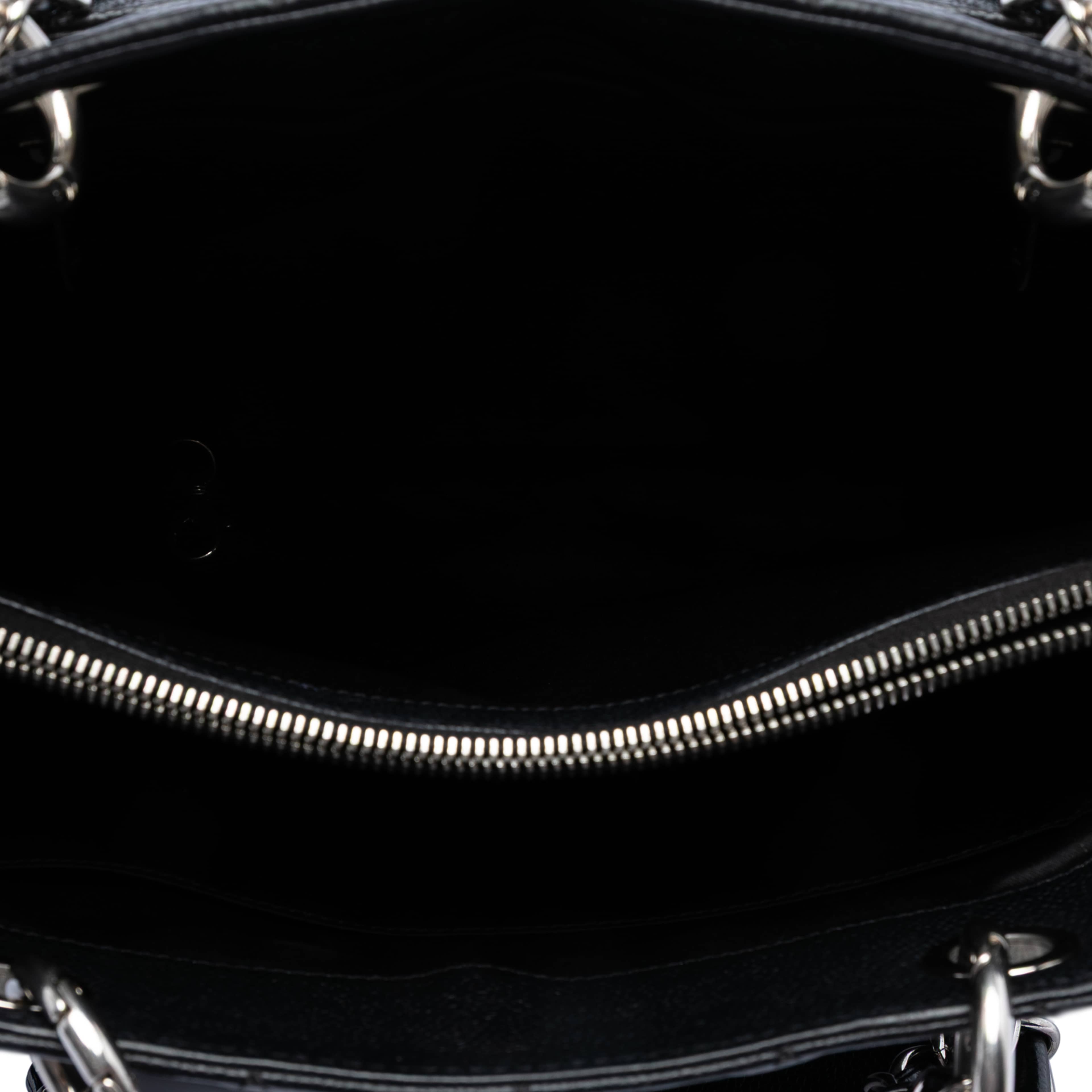 Chanel Caviar Grand Shopping Tote, från Luxclusif, i färgen black. Klicka för att öppna bilden i stort format