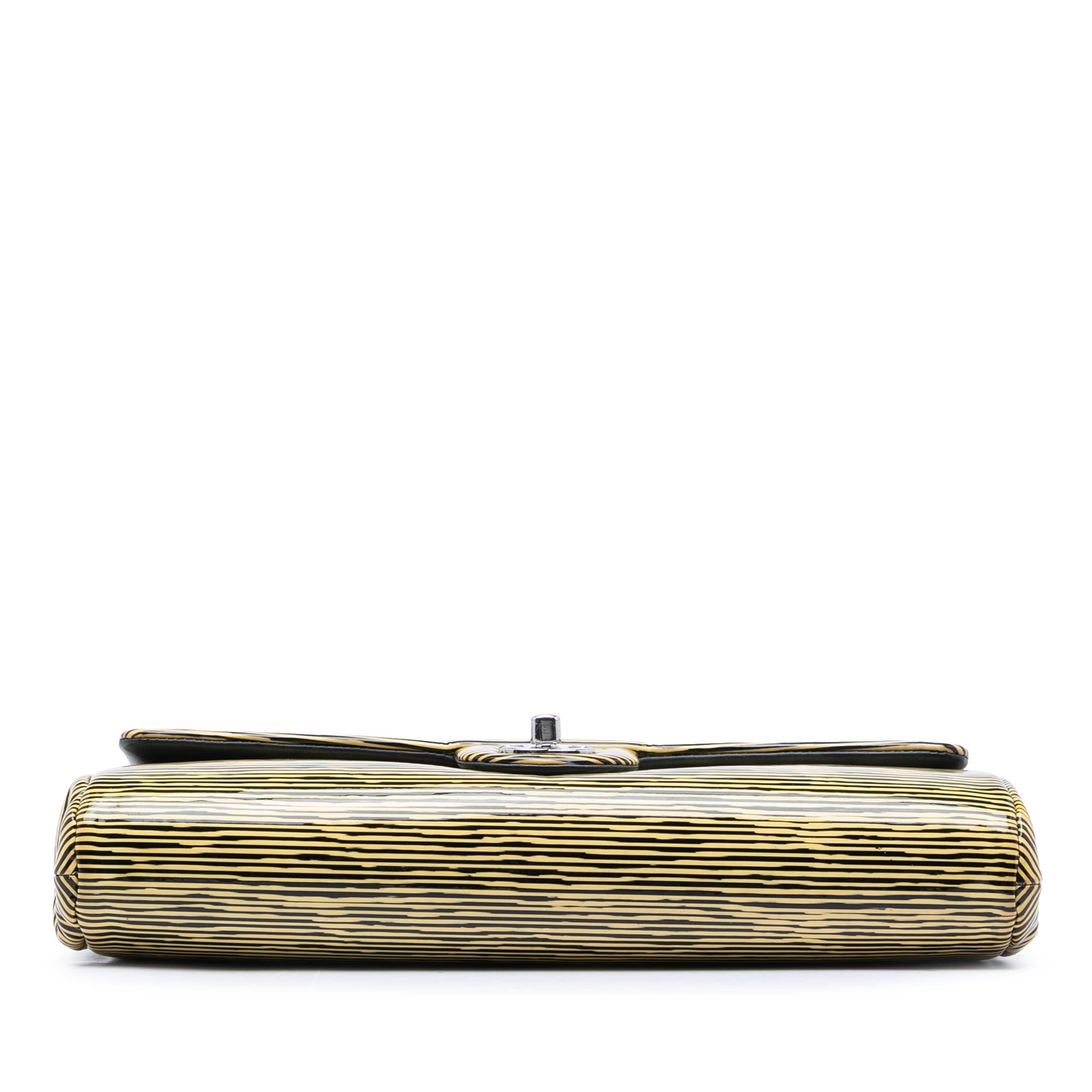 Chanel Cc Patent Striped Flap Clutch With Chain, från Luxclusif, i färgen gul. Klicka för att öppna bilden i stort format