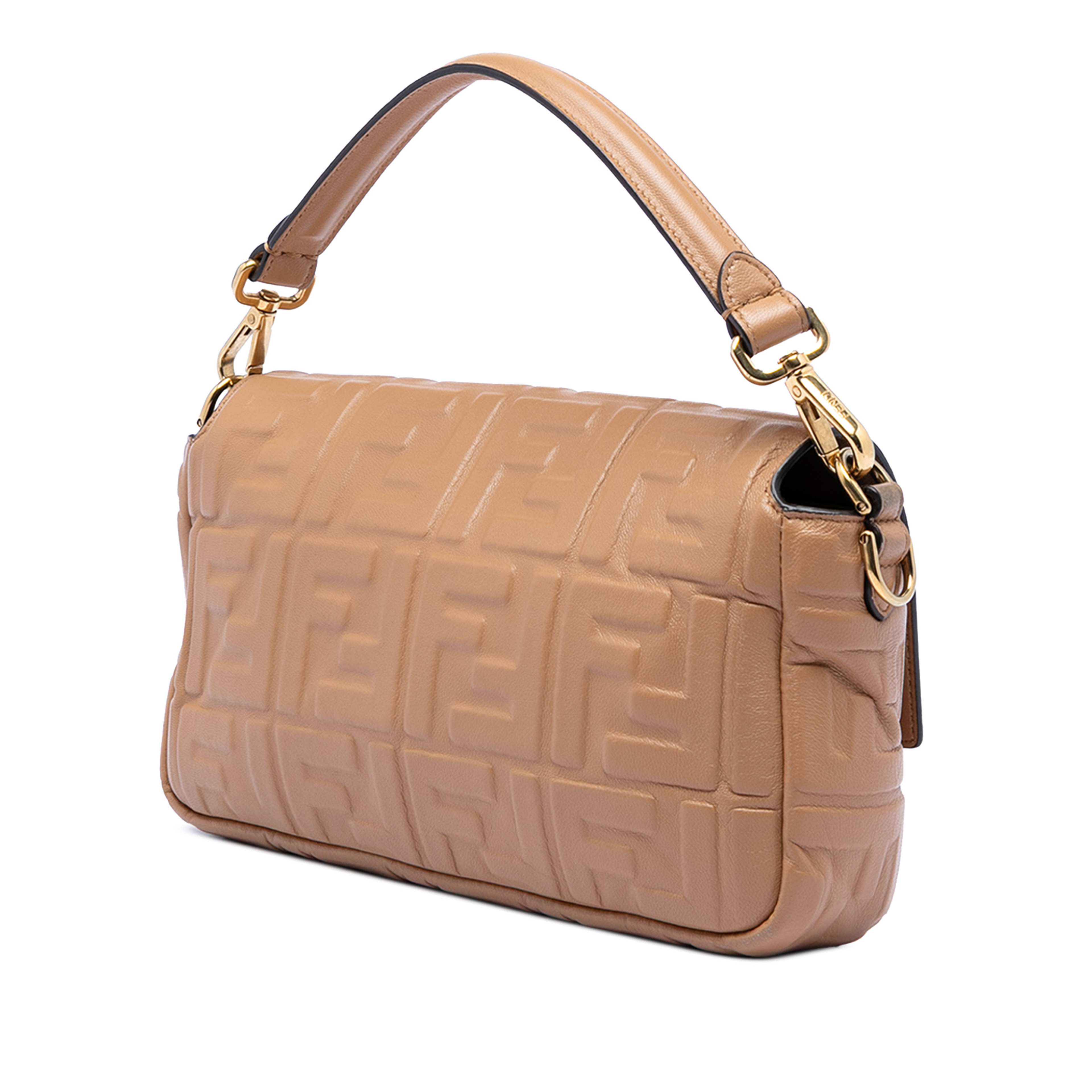 Fendi Zucca Embossed Leather Baguette Satchel, från Luxclusif, i färgen beige. Klicka för att öppna bilden i stort format
