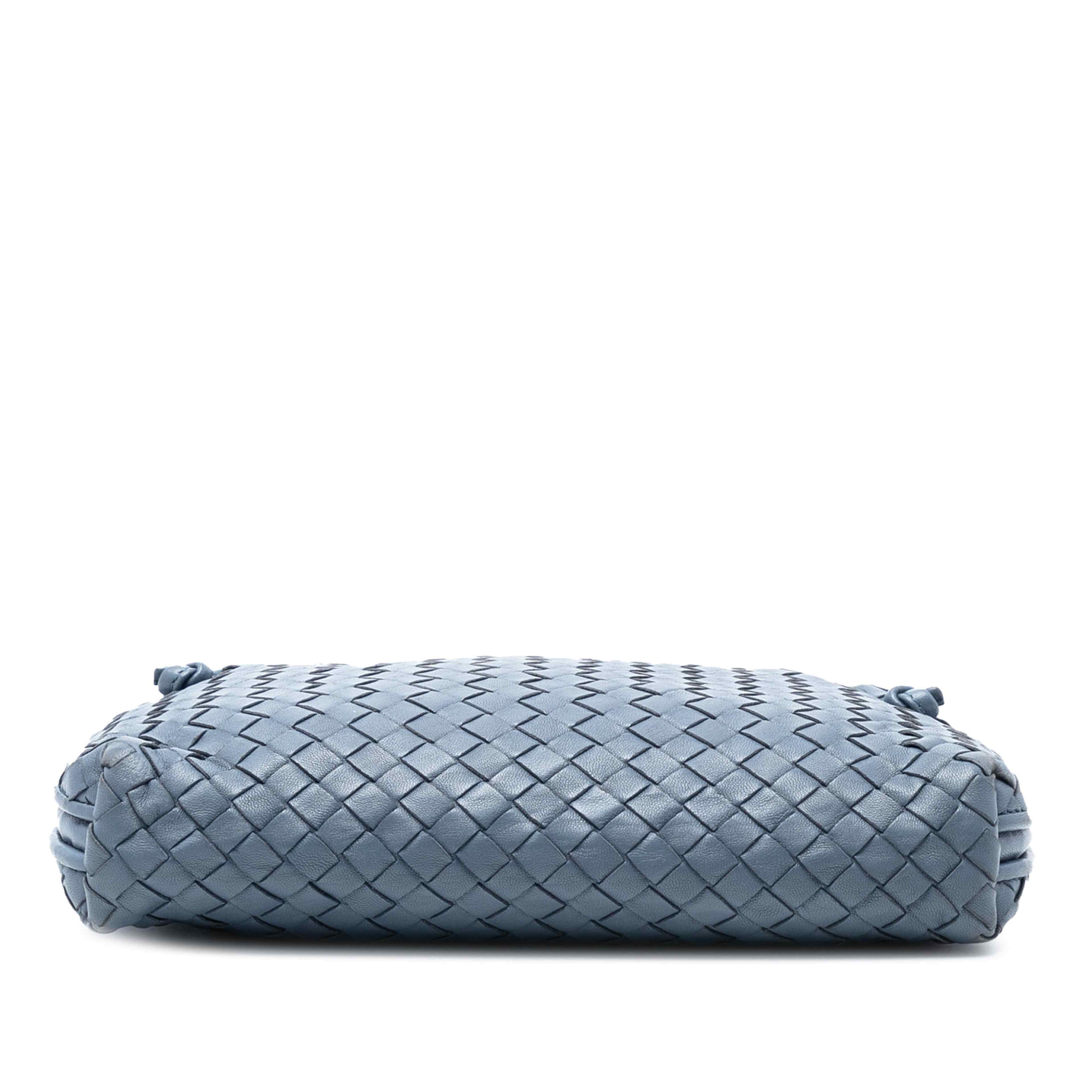 Bottega Veneta Nappa Intrecciato Nodini Crossbody, från Luxclusif, i färgen denim. Klicka för att öppna bilden i stort format