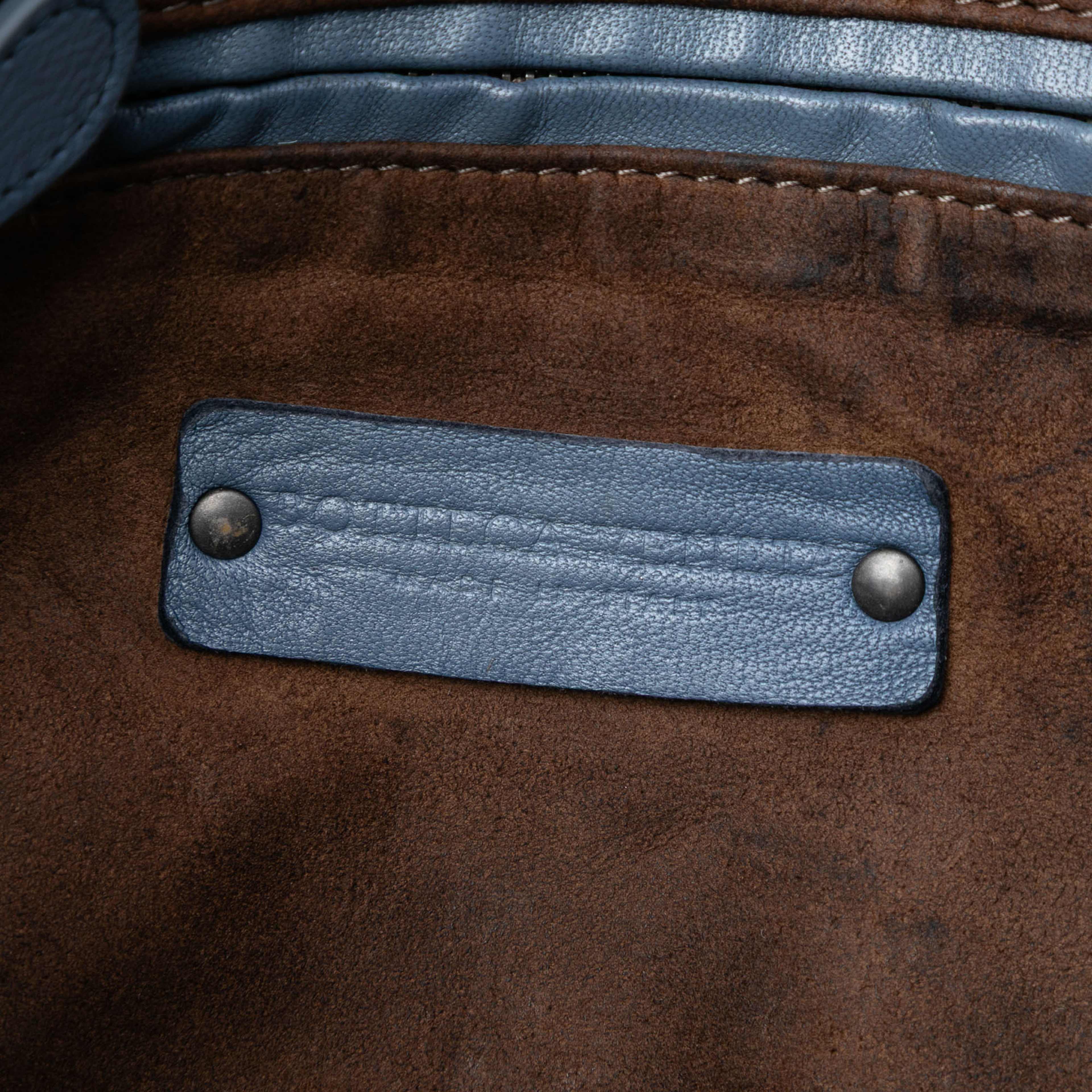 Bottega Veneta Nappa Intrecciato Nodini Crossbody, från Luxclusif, i färgen denim. Klicka för att öppna bilden i stort format