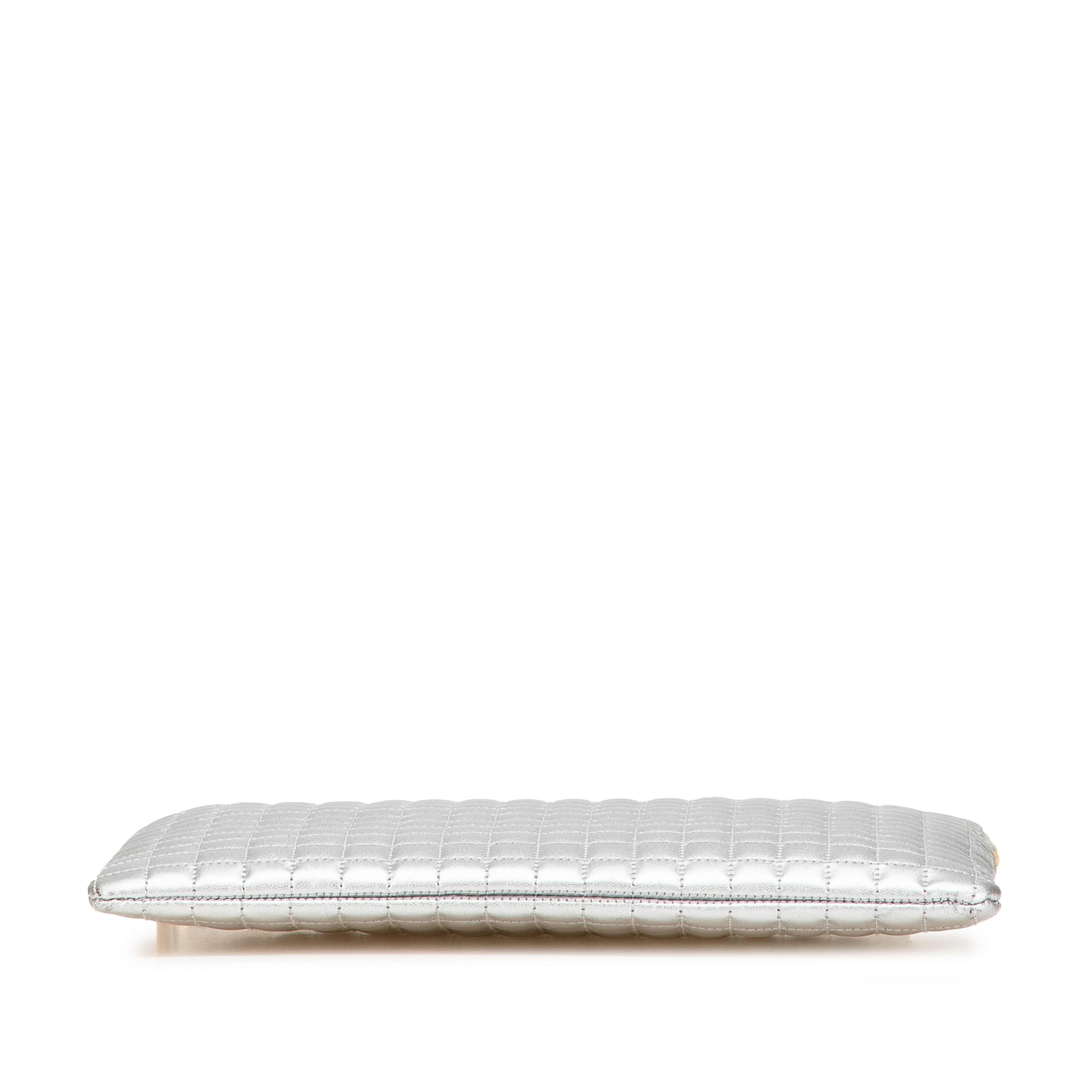 Celine Quilted Metallic Calfskin C Charm Pouch, från Luxclusif, i färgen silver. Klicka för att öppna bilden i stort format