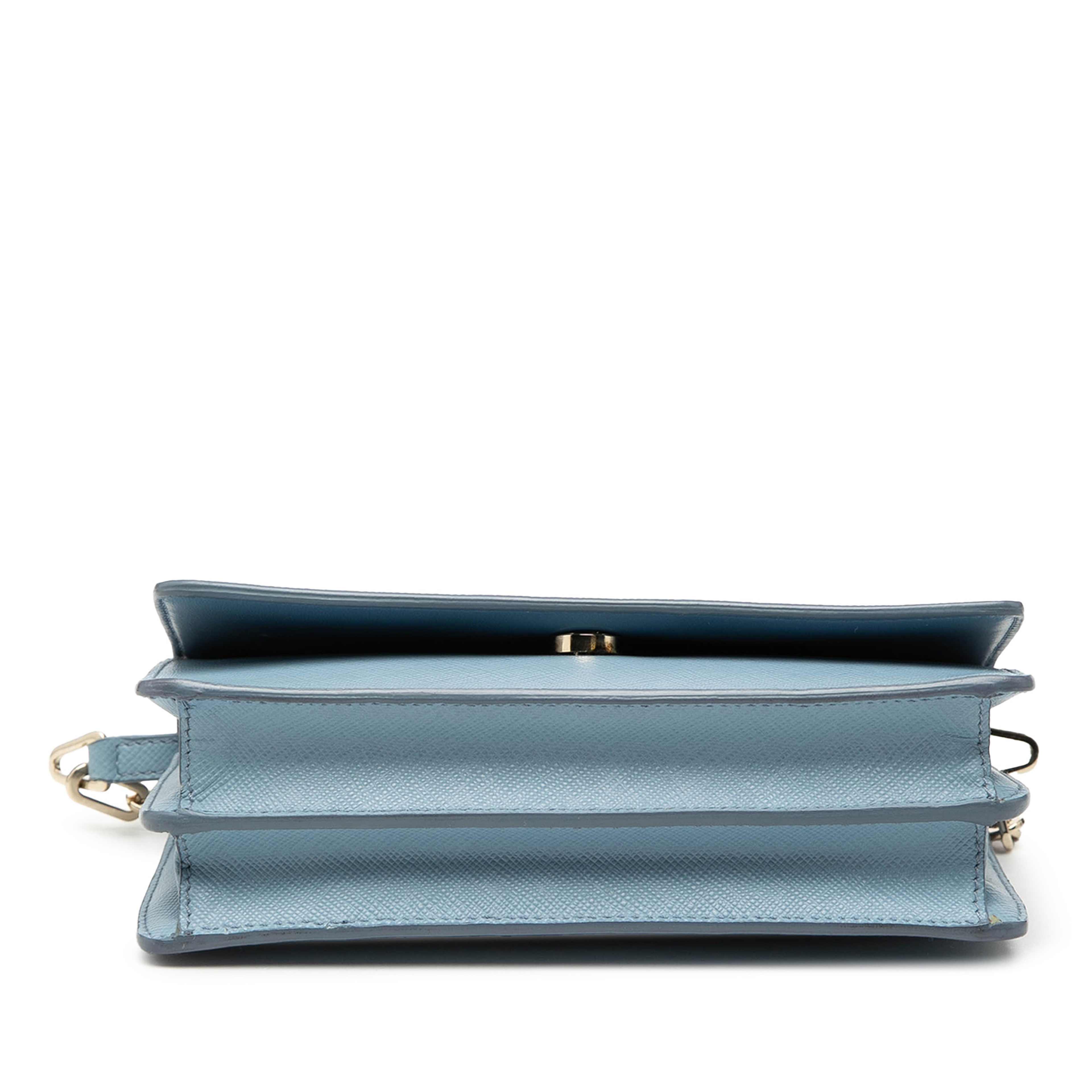 Prada Saffiano Lux Wallet On Chain, från Luxclusif, i färgen blå. Klicka för att öppna bilden i stort format