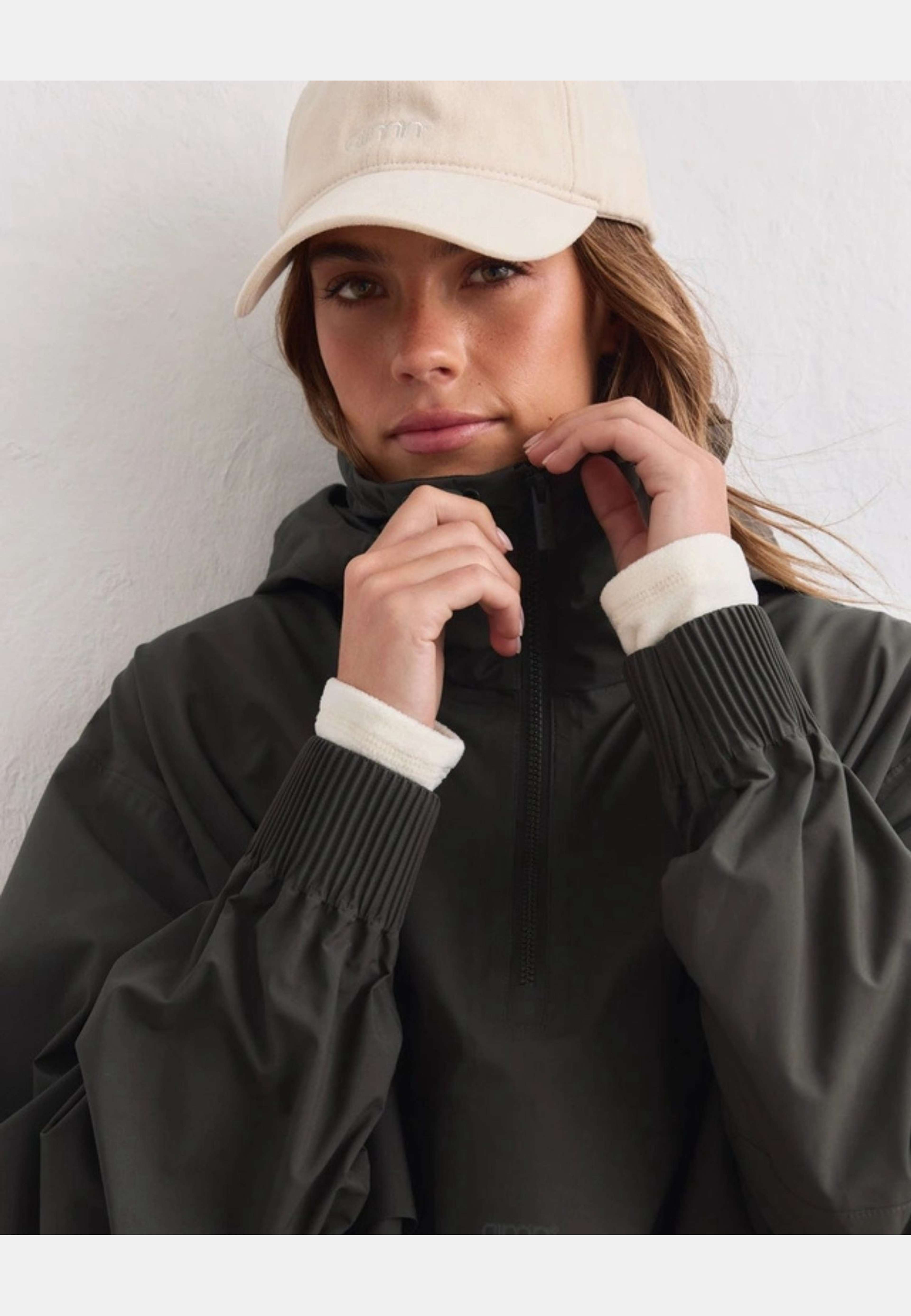 Waterproof Stretch Anorak, från aim'n, i färgen dark ivy. Klicka för att öppna bilden i stort format