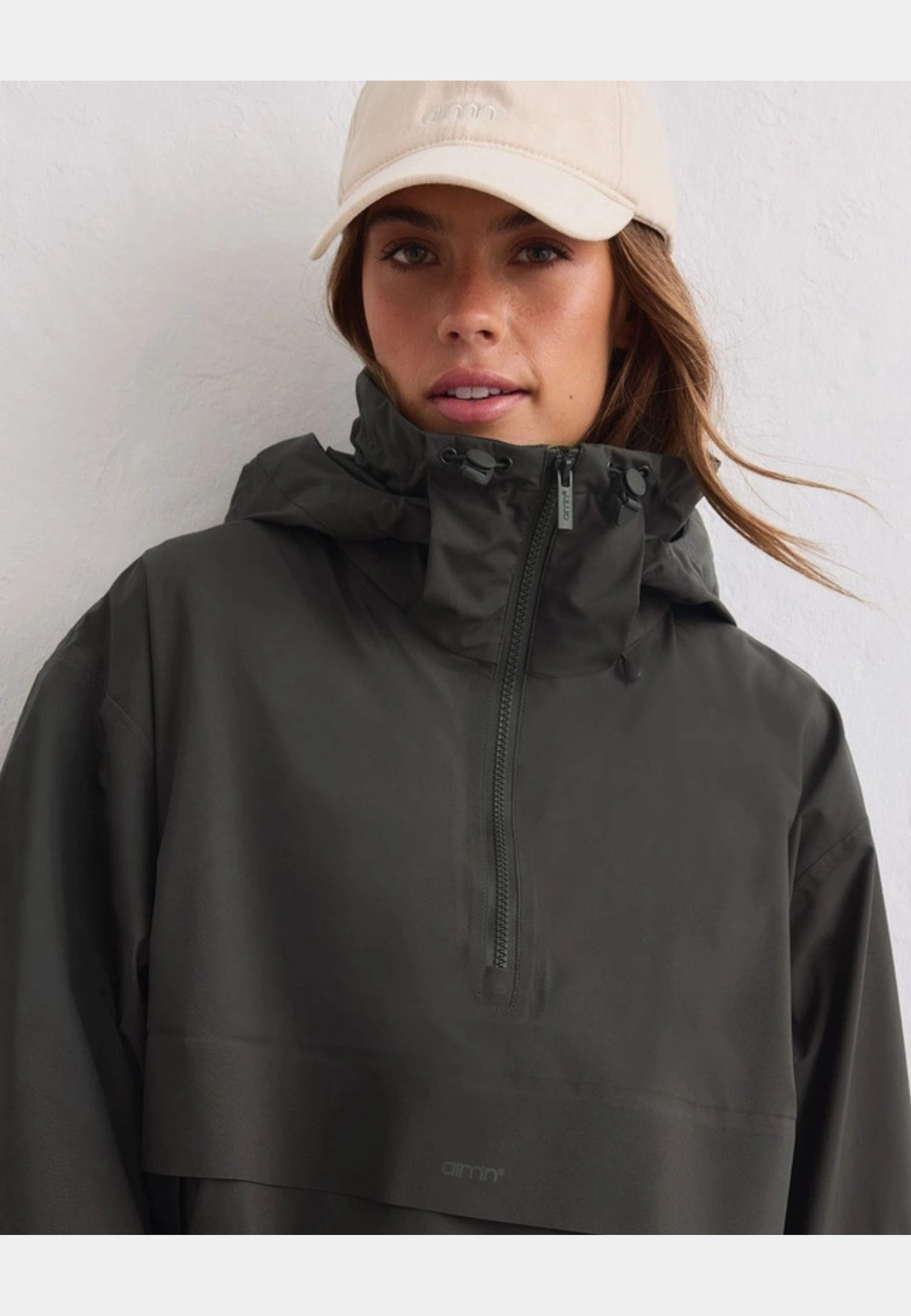 Waterproof Stretch Anorak, från aim'n, i färgen dark ivy. Klicka för att öppna bilden i stort format