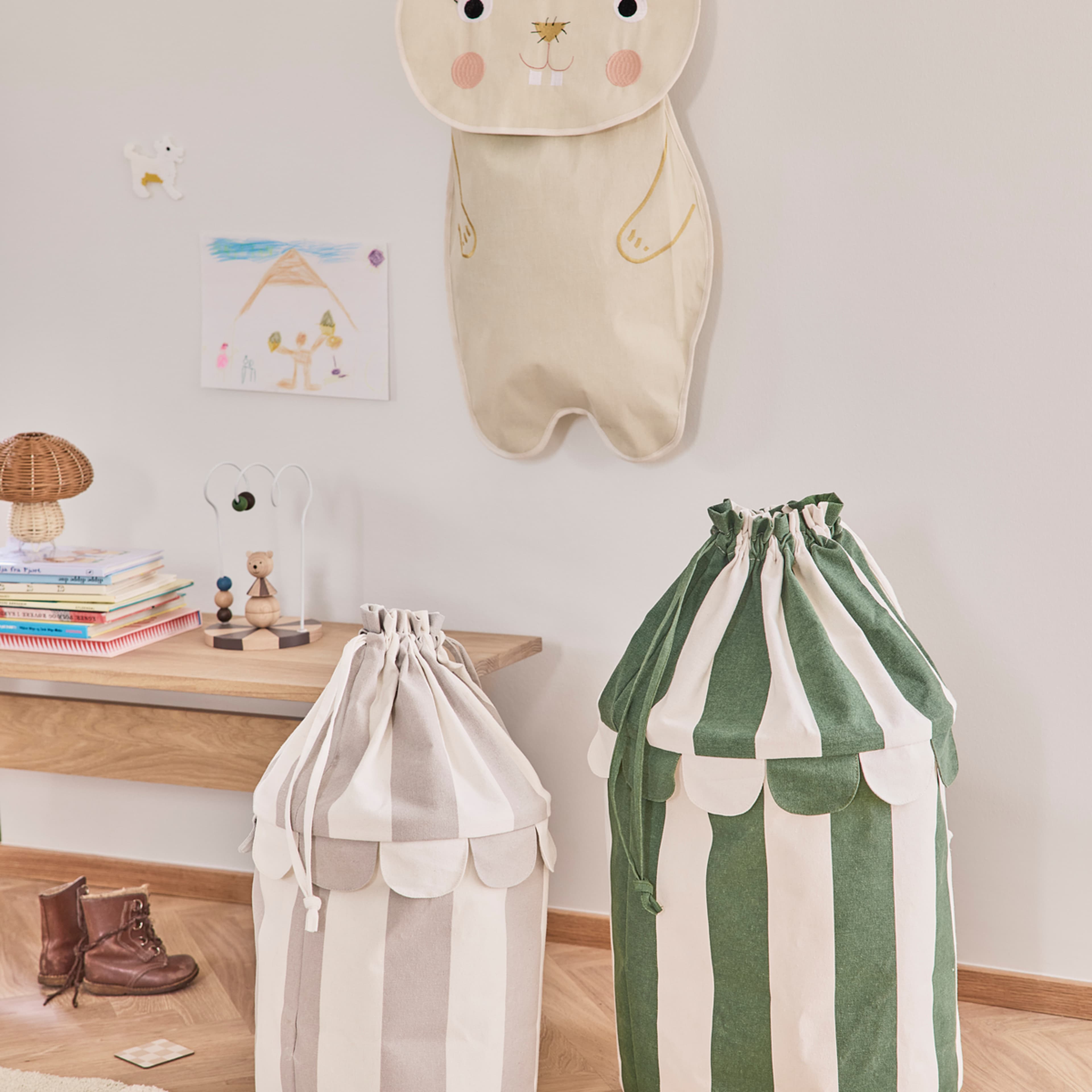 Darling Wall Storage, från OYOY Mini, i färgen clay. Klicka för att öppna bilden i stort format