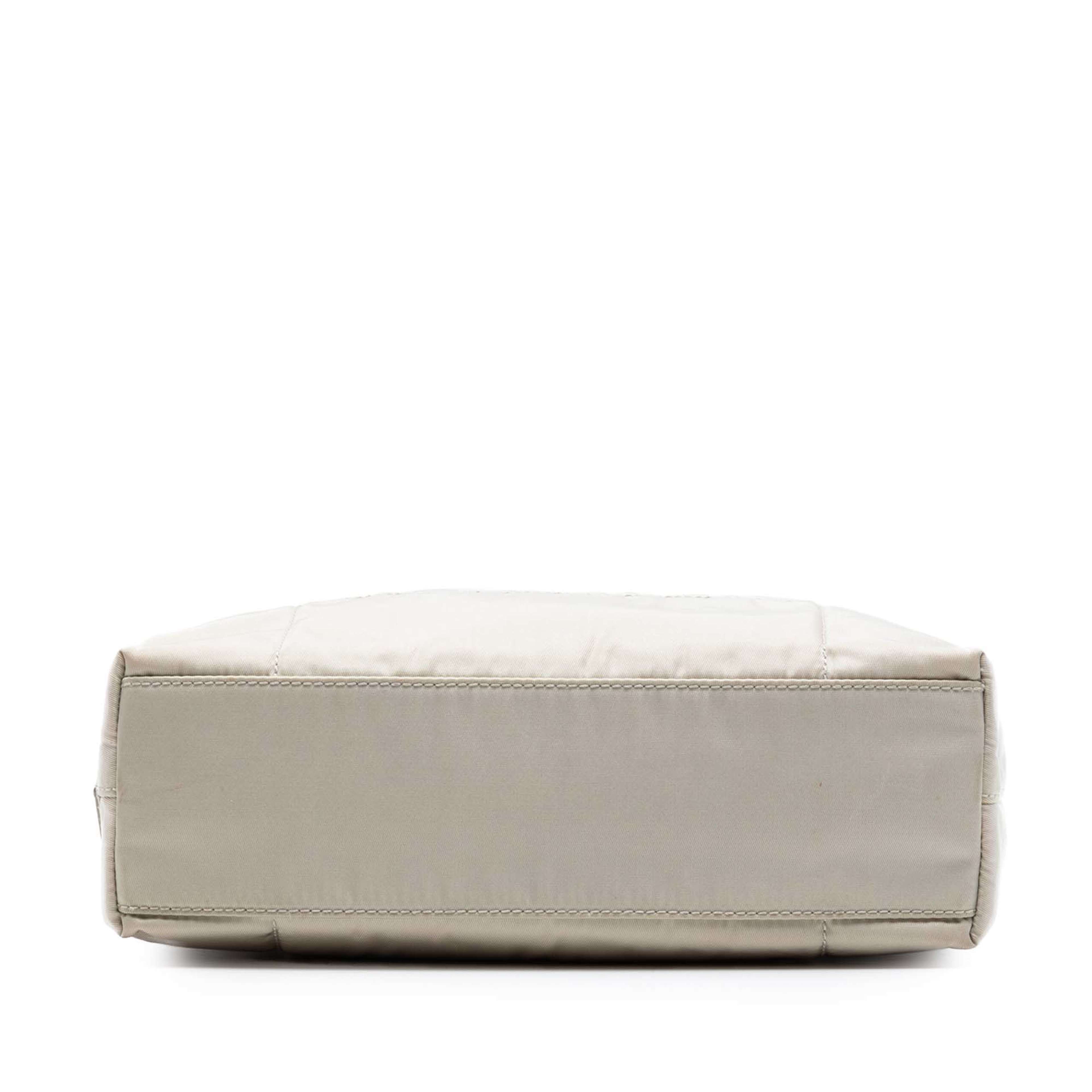 Prada Tessuto Chain Shoulder Bag, från Luxclusif, i färgen beige. Klicka för att öppna bilden i stort format