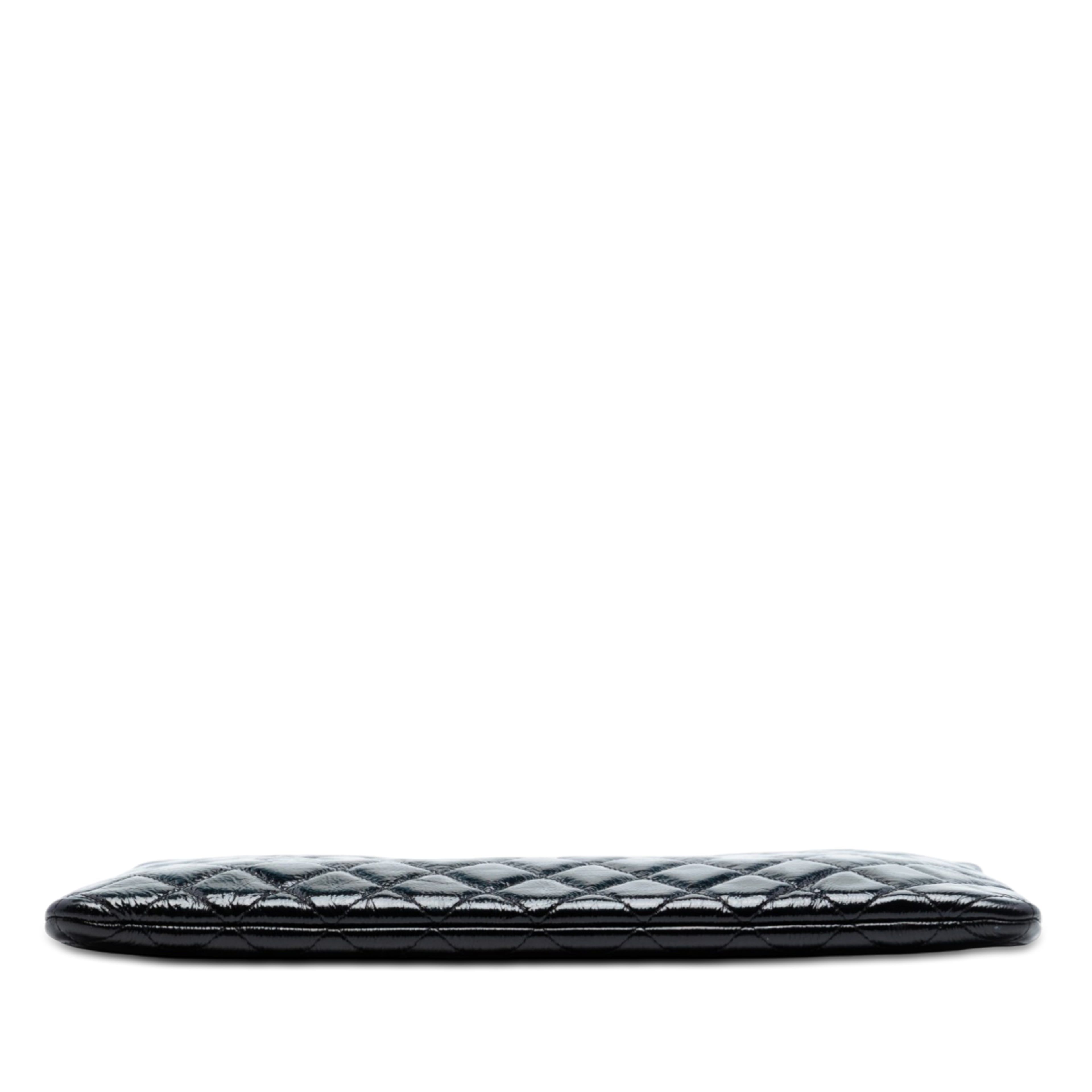 Chanel Large Quilted Patent O Case Clutch, från Luxclusif, i färgen svart. Klicka för att öppna bilden i stort format