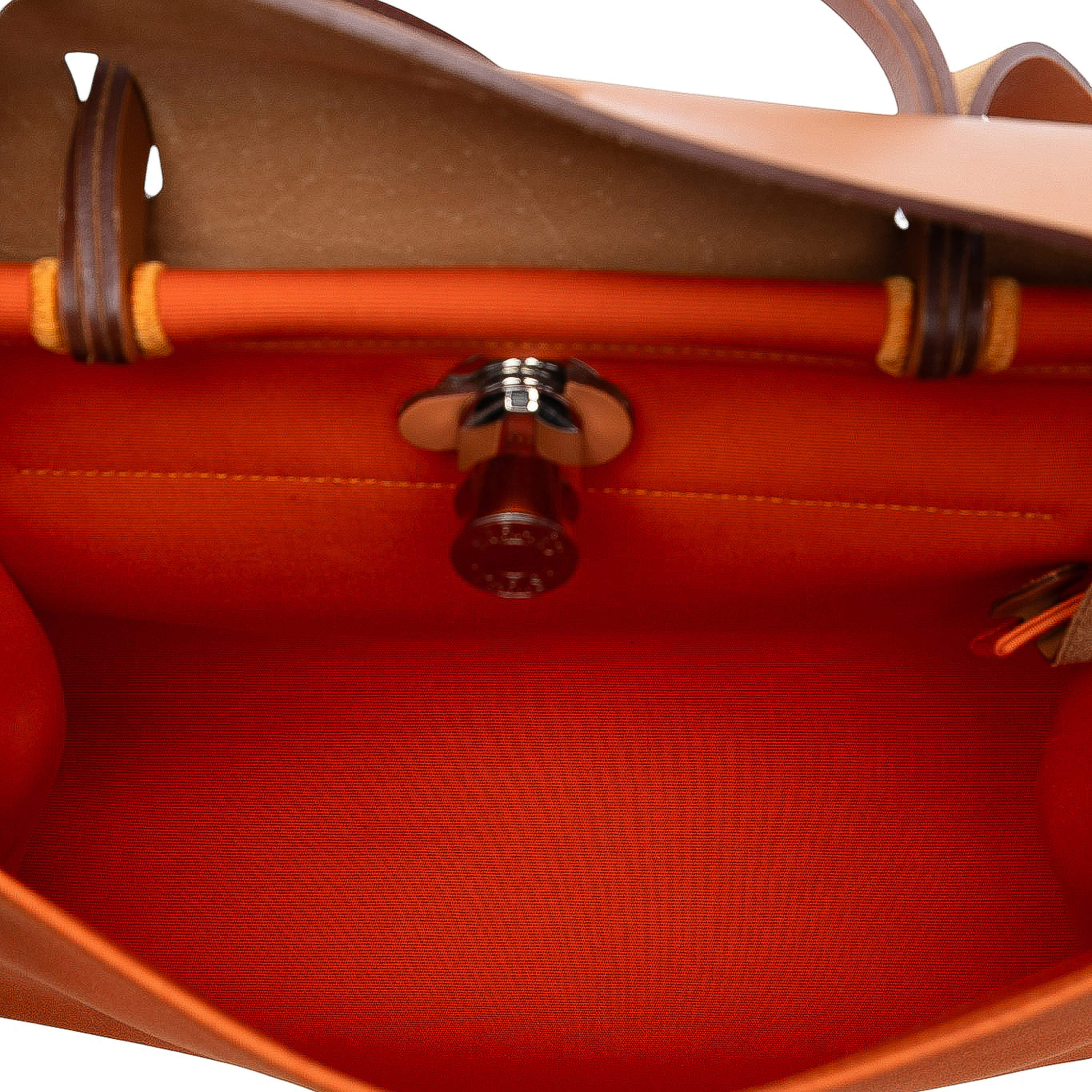 Hermès Toile Herbag Zip 31, från Luxclusif, i färgen dark orange. Klicka för att öppna bilden i stort format