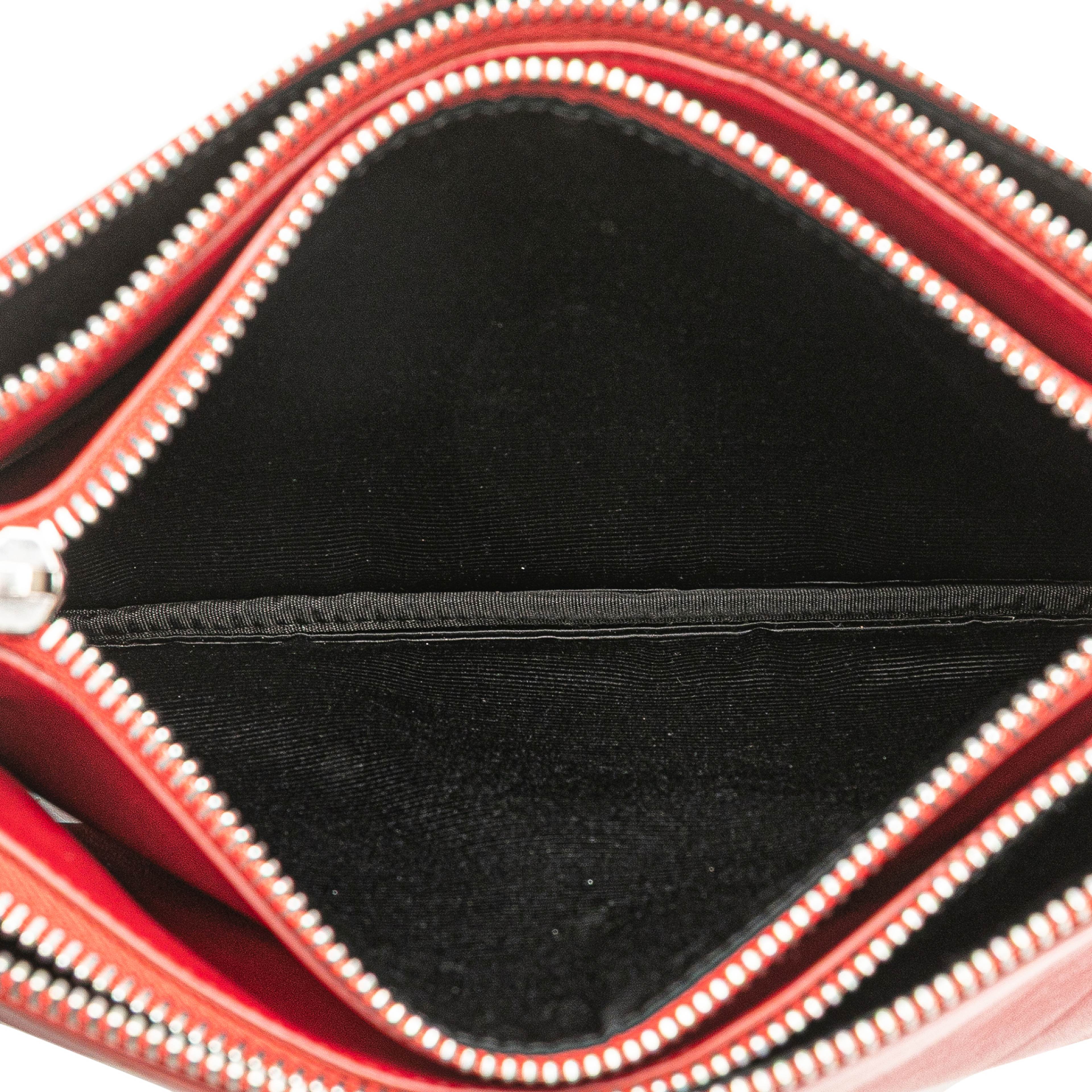 Celine Small Lambskin Trio Crossbody, från Luxclusif, i färgen red. Klicka för att öppna bilden i stort format