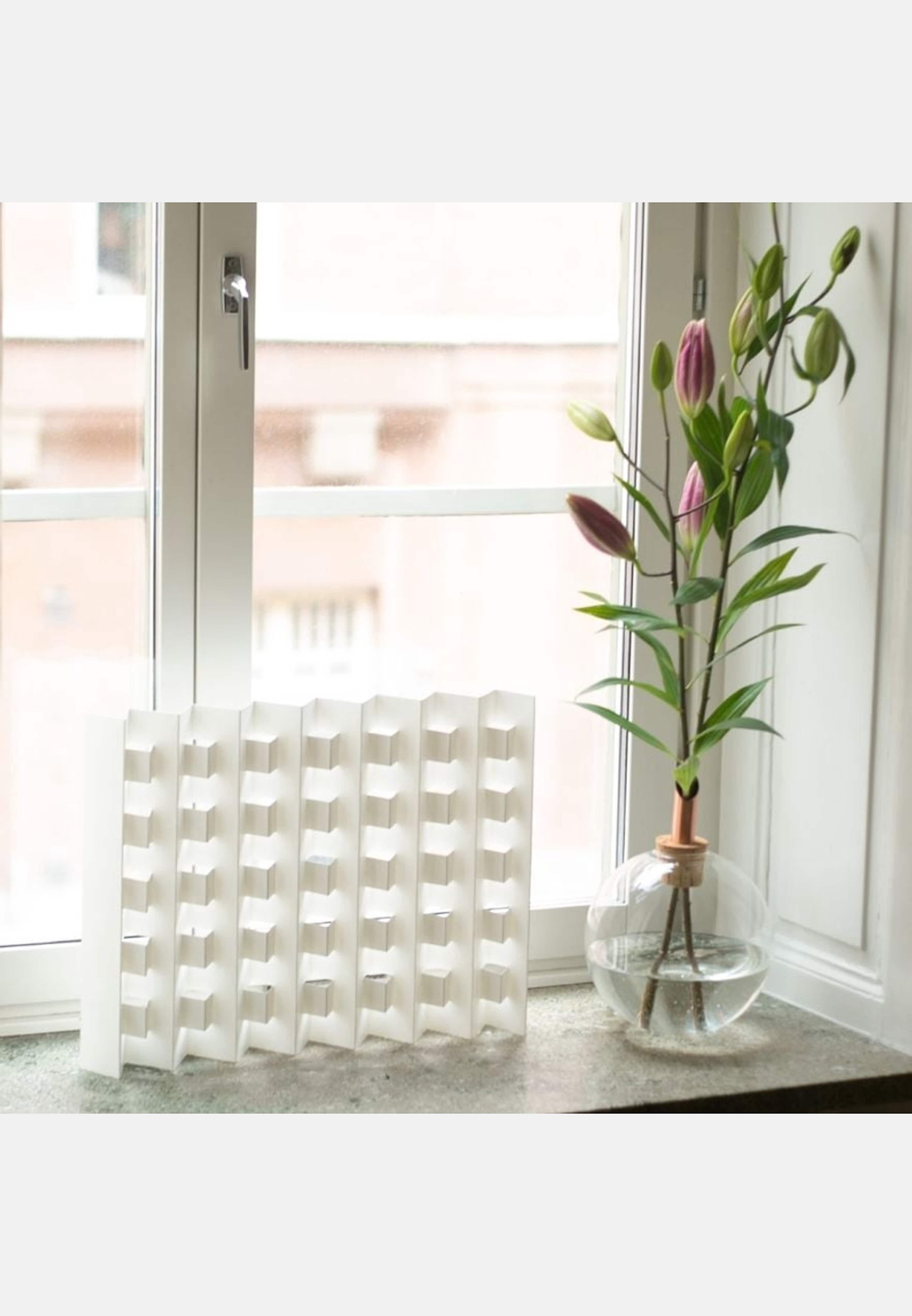 Fönsterskärm Liten, från Created by Designtorget, i färgen vit. Klicka för att öppna bilden i stort format