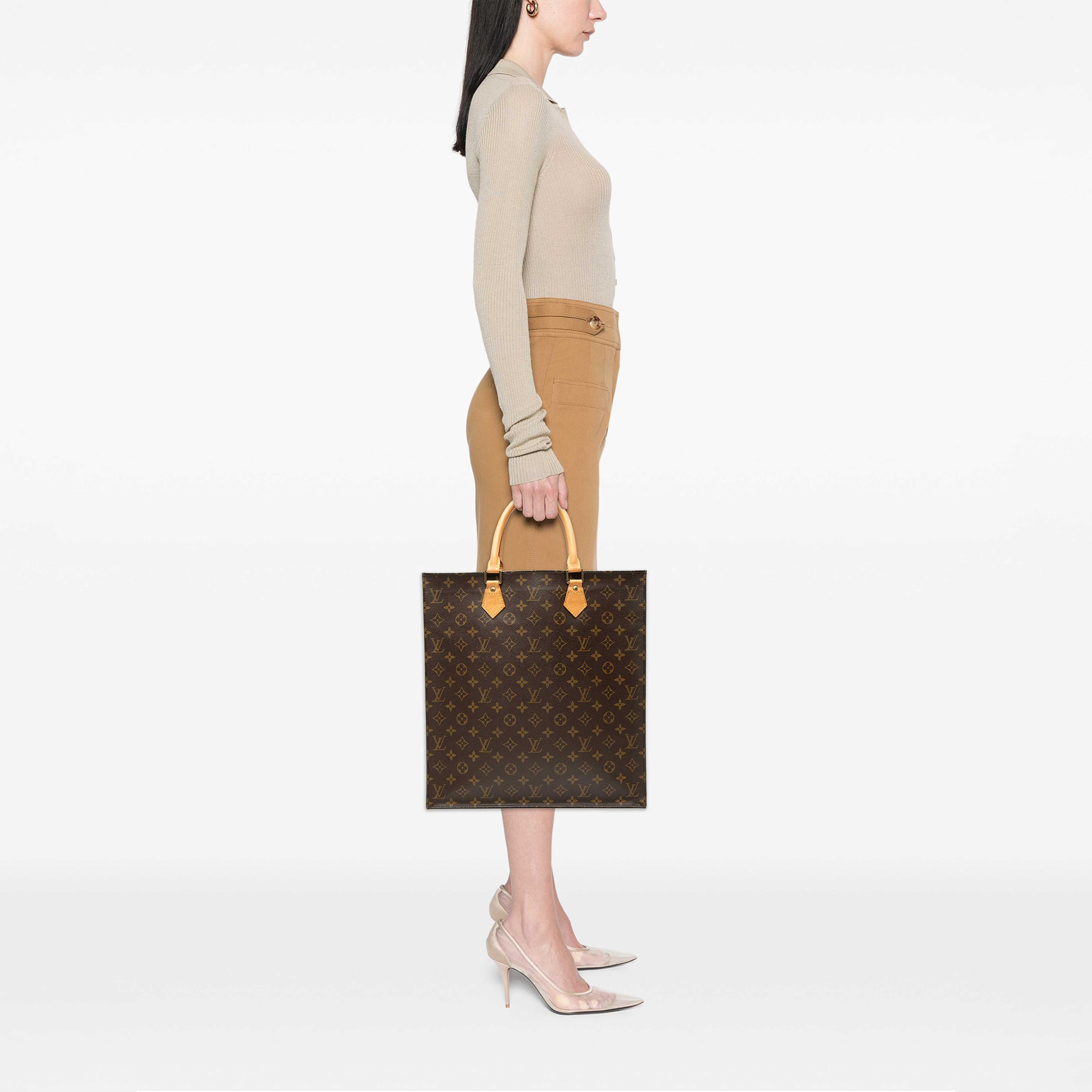 Louis Vuitton Monogram Sac Plat, från Luxclusif, i färgen brun. Klicka för att öppna bilden i stort format