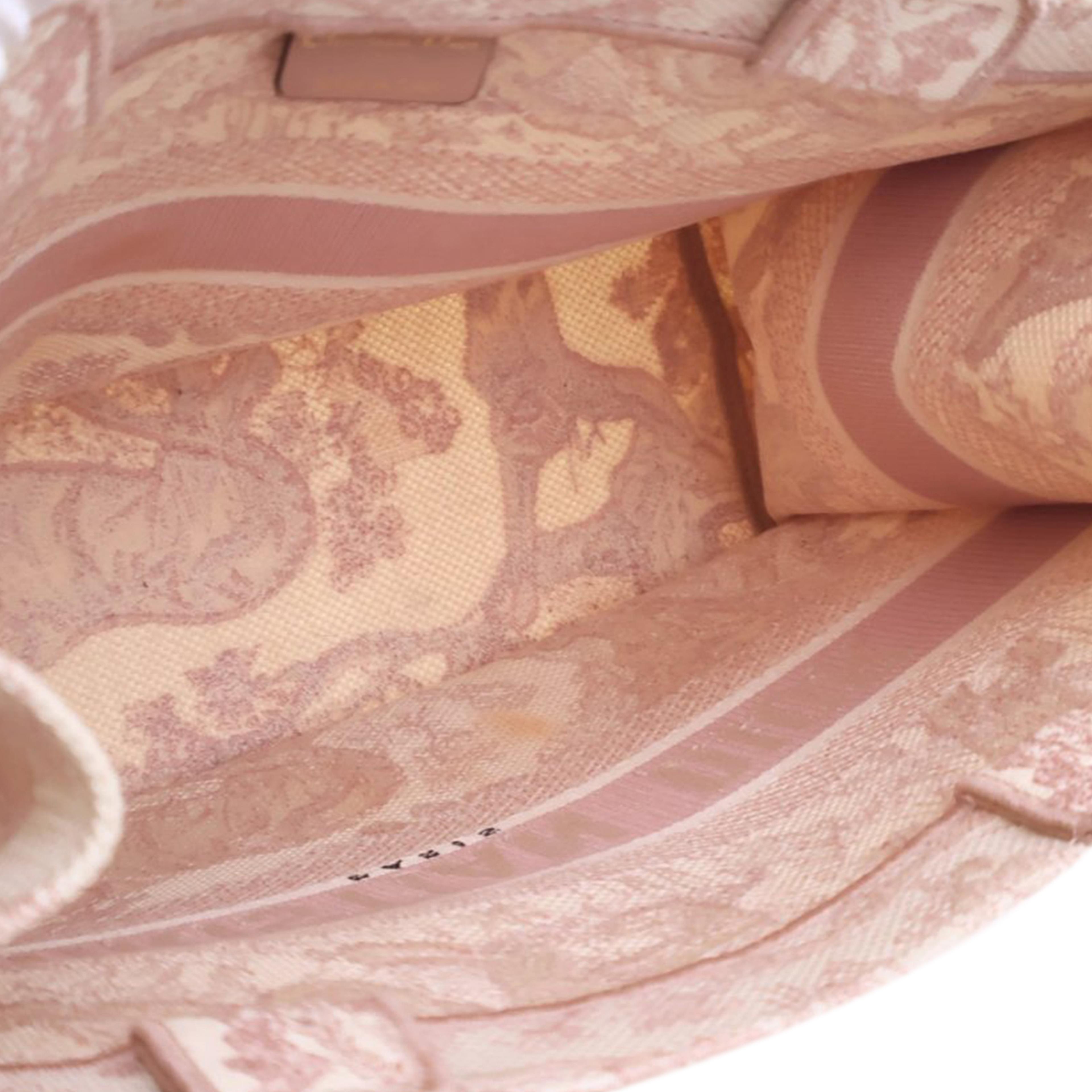 Dior Medium Canvas Embroidered Dioriviera Toile De Jouy Book Tote, från Luxclusif, i färgen light pink. Klicka för att öppna bilden i stort format