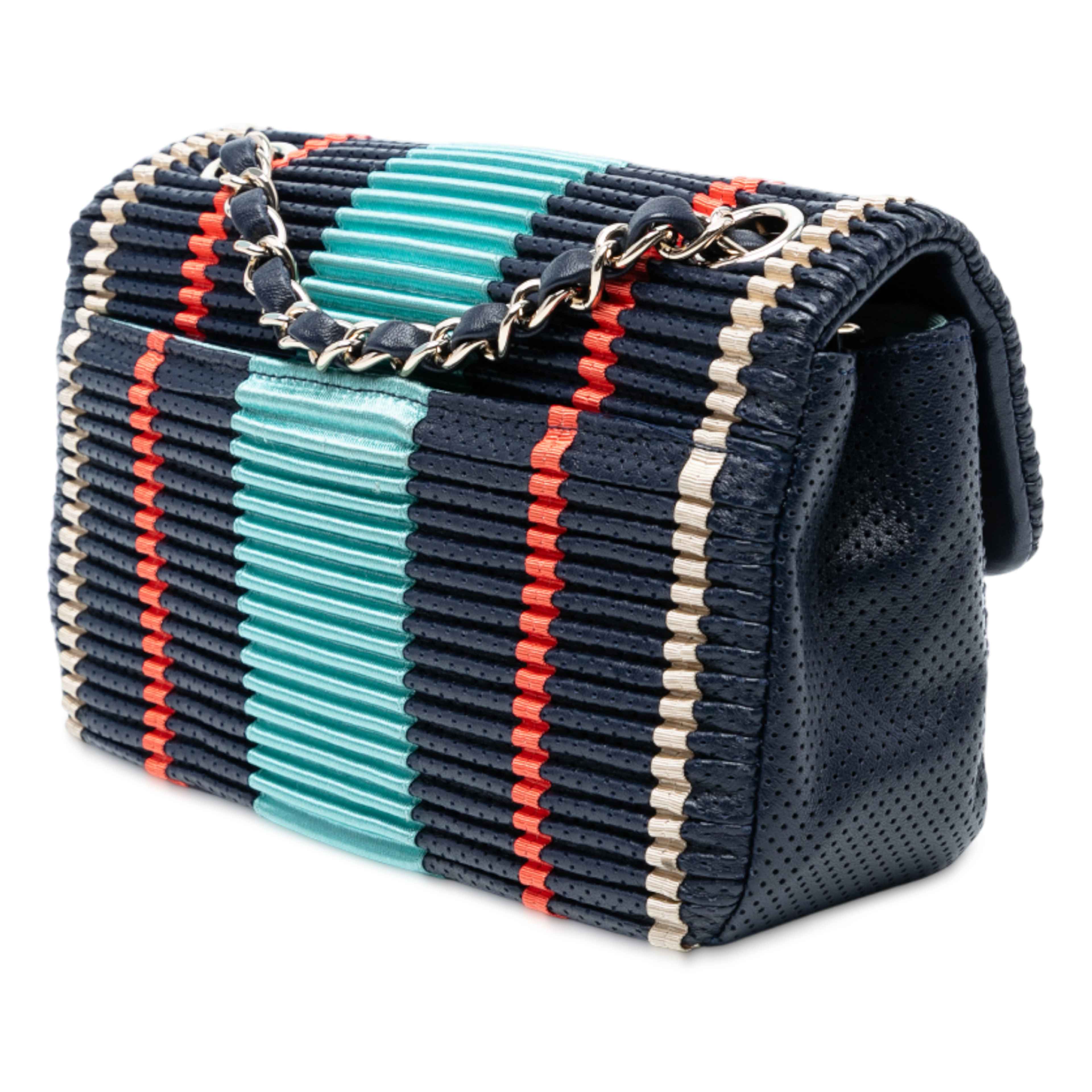 Chanel New Mini Coco Pleats Perforated Calfskin Single Flap, från Luxclusif, i färgen navy. Klicka för att öppna bilden i stort format