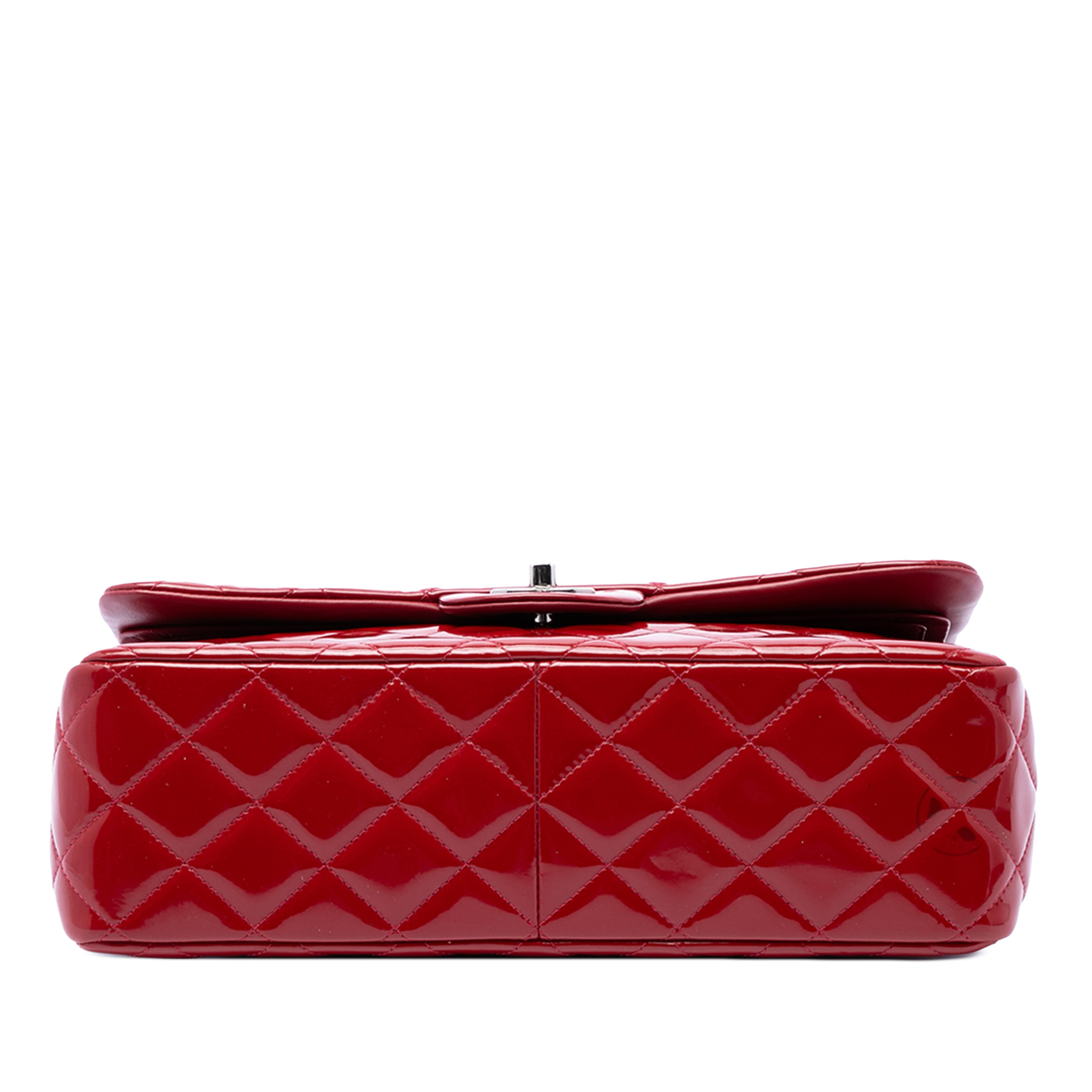 Chanel Jumbo Classic Patent Double Flap, från Luxclusif, i färgen röd. Klicka för att öppna bilden i stort format