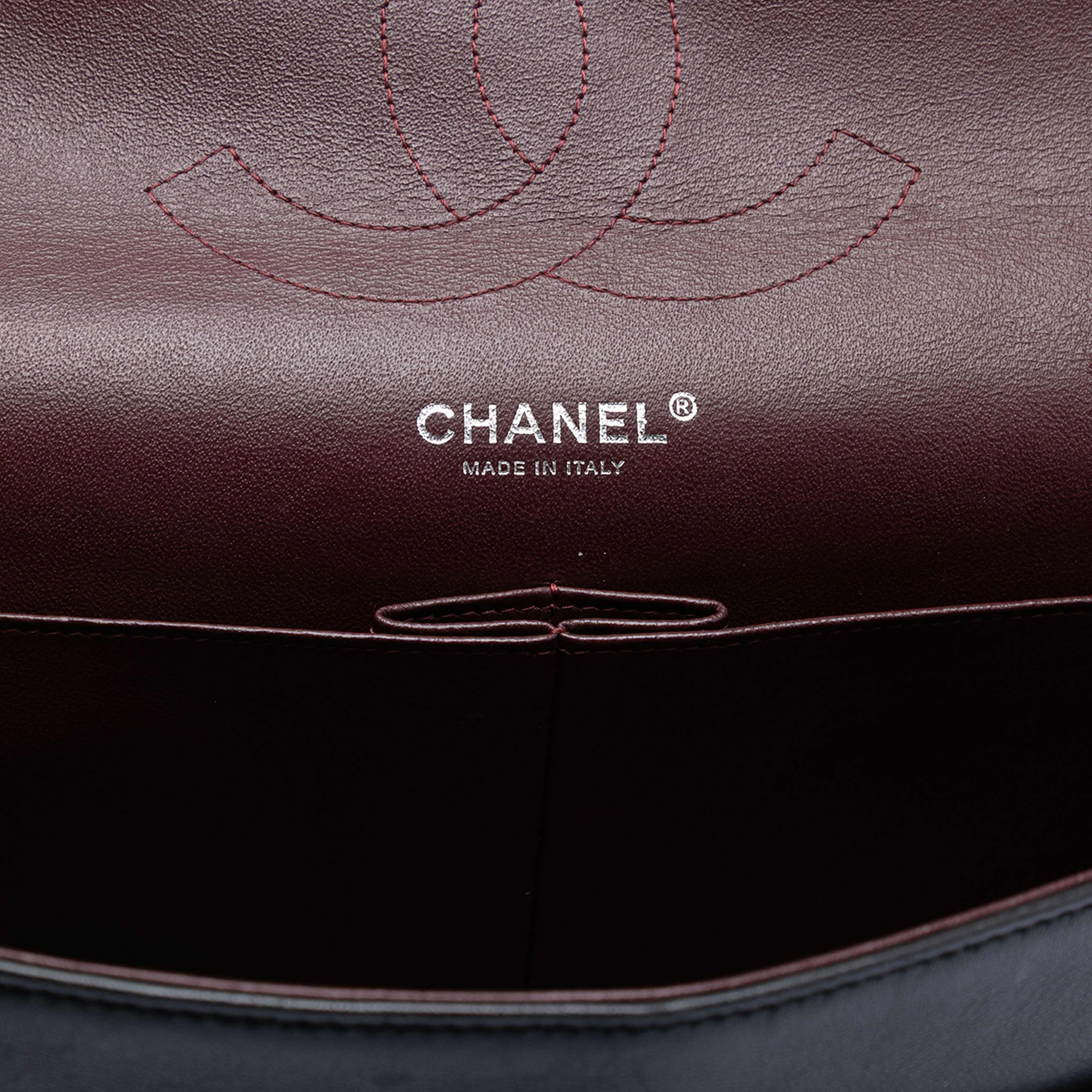 Chanel Jumbo Classic Lambskin Double Flap, från Luxclusif, i färgen black. Klicka för att öppna bilden i stort format