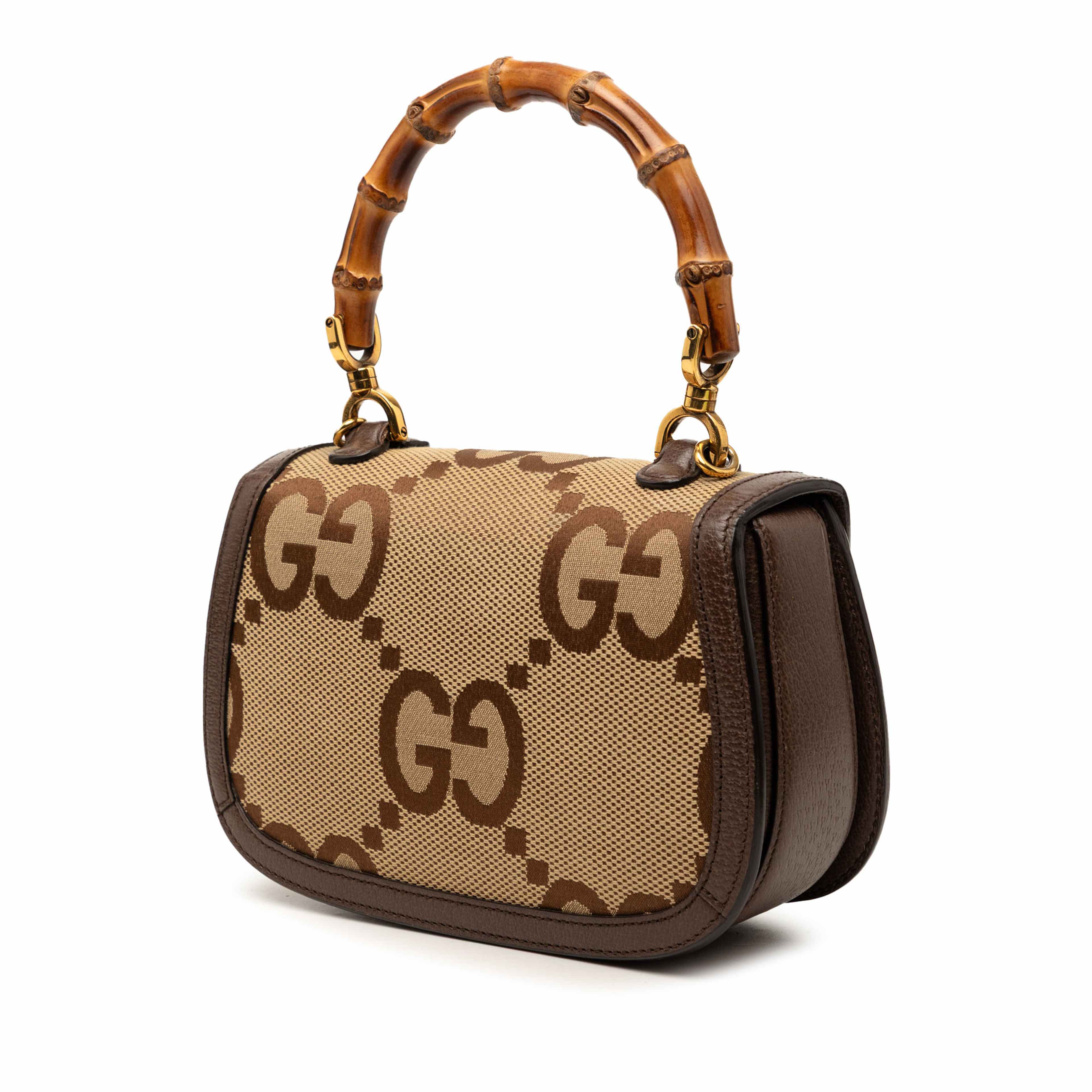 Gucci Small Jumbo Gg Canvas Web Bamboo 1947 Top Handle Bag, från Luxclusif, i färgen beige. Klicka för att öppna bilden i stort format