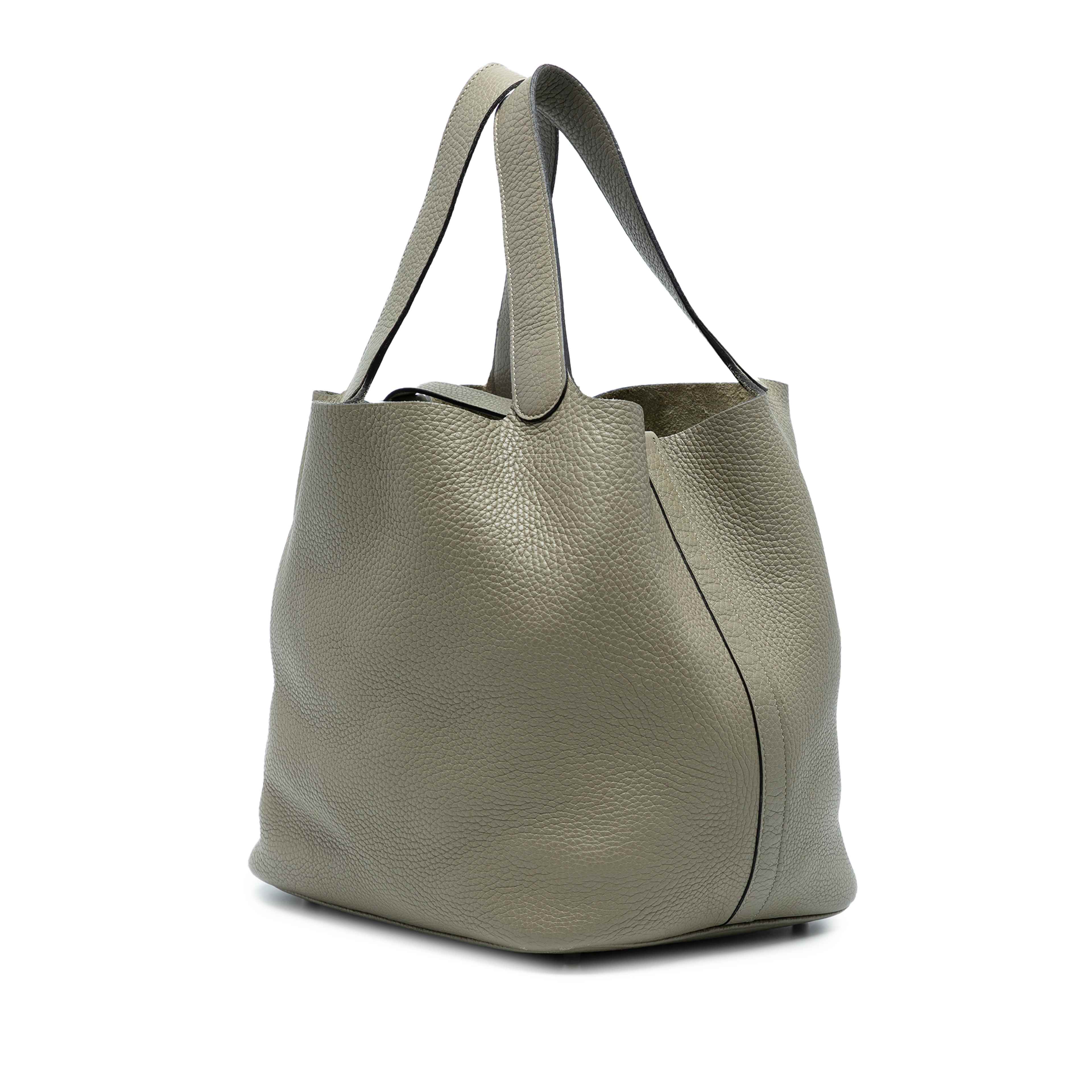 Hermès Clemence Picotin Lock 22, från Luxclusif, i färgen gray. Klicka för att öppna bilden i stort format