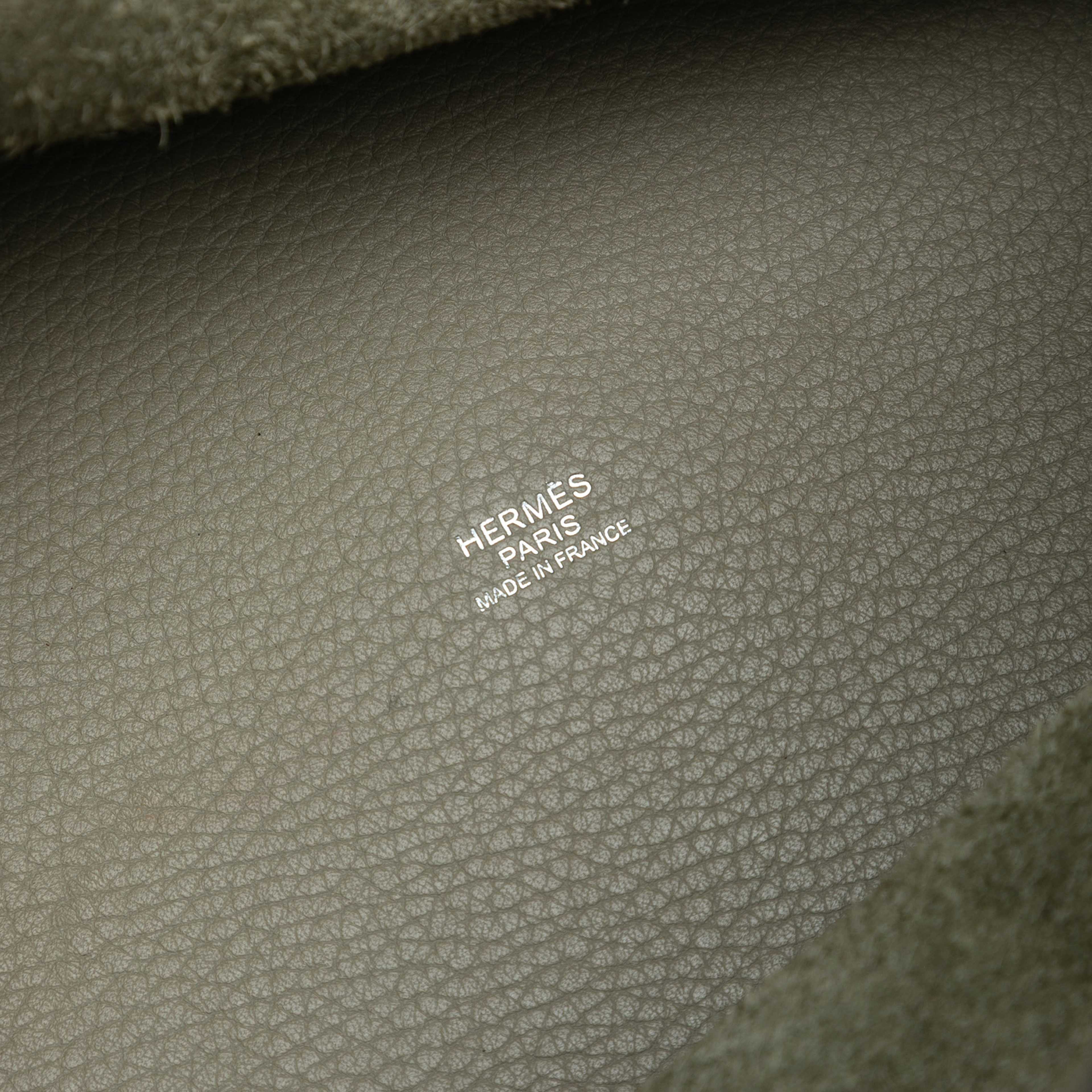 Hermès Clemence Picotin Lock 22, från Luxclusif, i färgen gray. Klicka för att öppna bilden i stort format