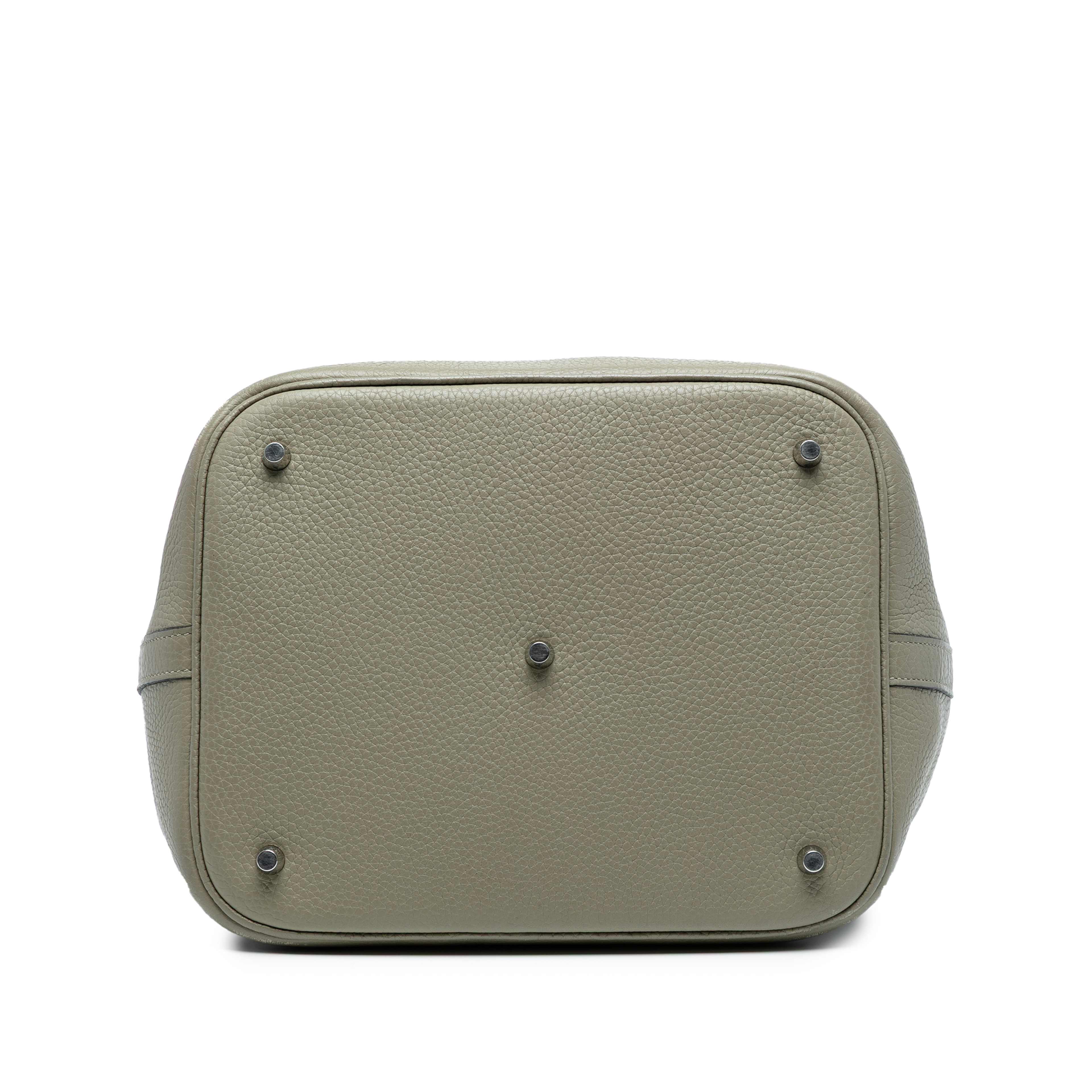 Hermès Clemence Picotin Lock 22, från Luxclusif, i färgen gray. Klicka för att öppna bilden i stort format