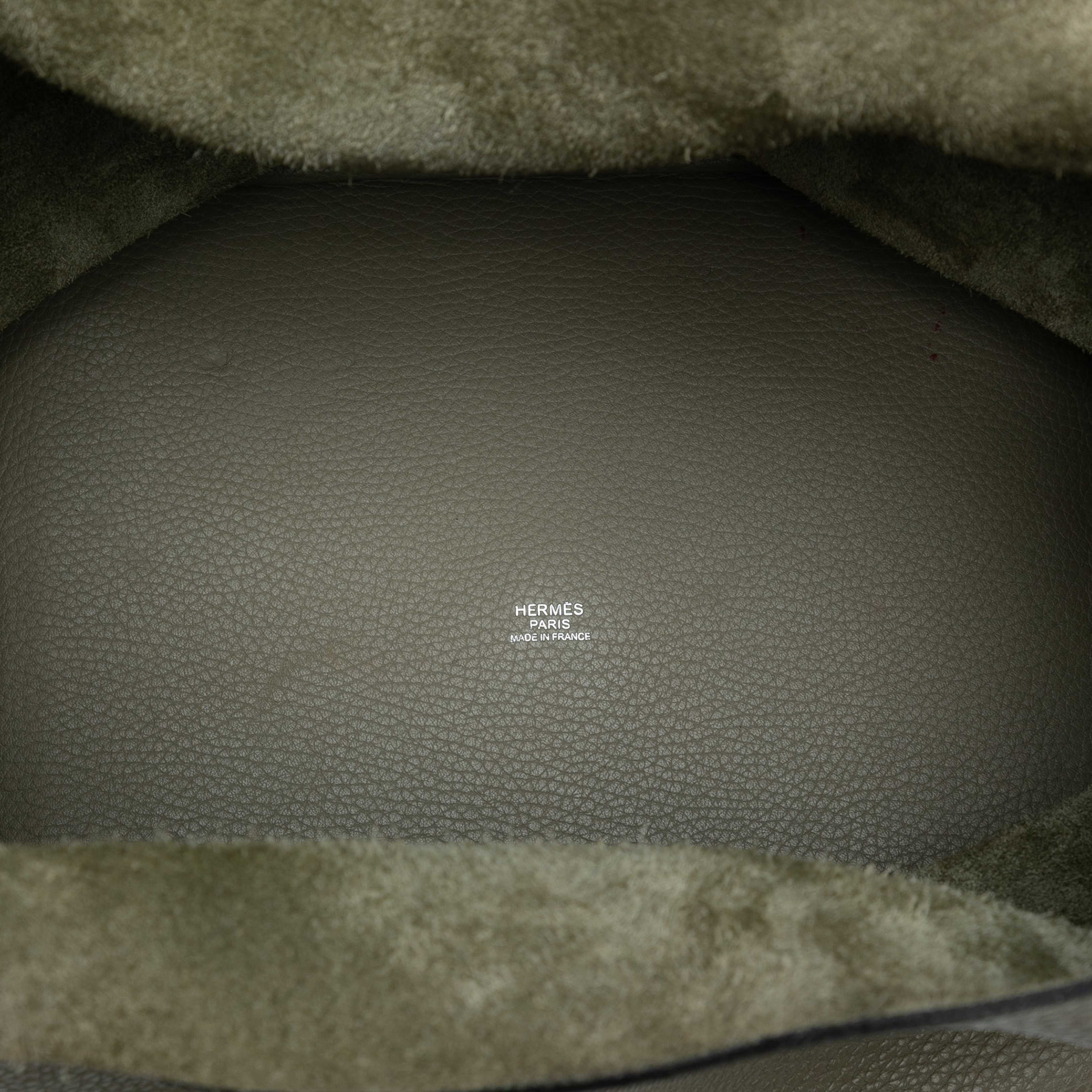 Hermès Clemence Picotin Lock 22, från Luxclusif, i färgen gray. Klicka för att öppna bilden i stort format